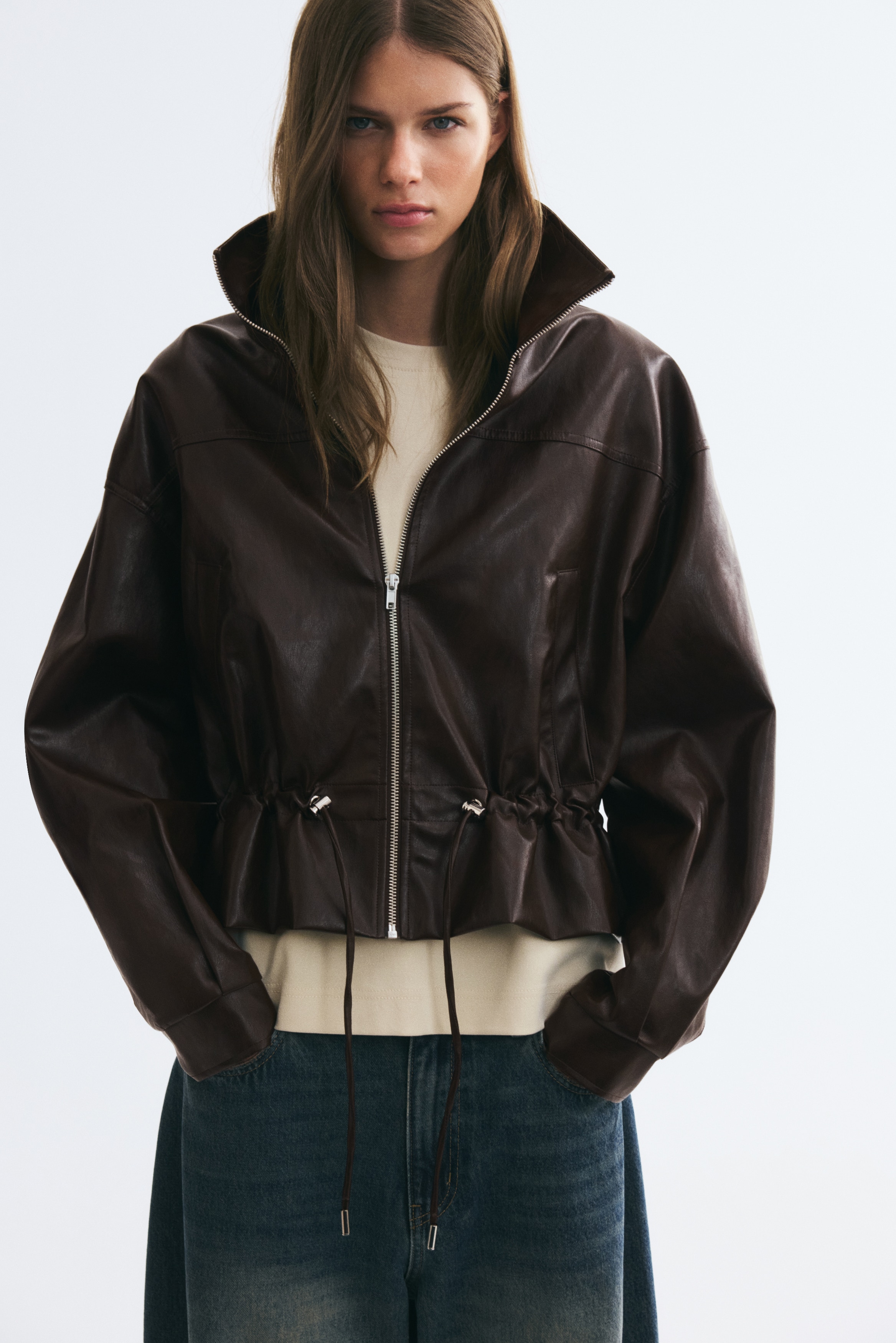 Veste à col droit en tissu enduitModèle