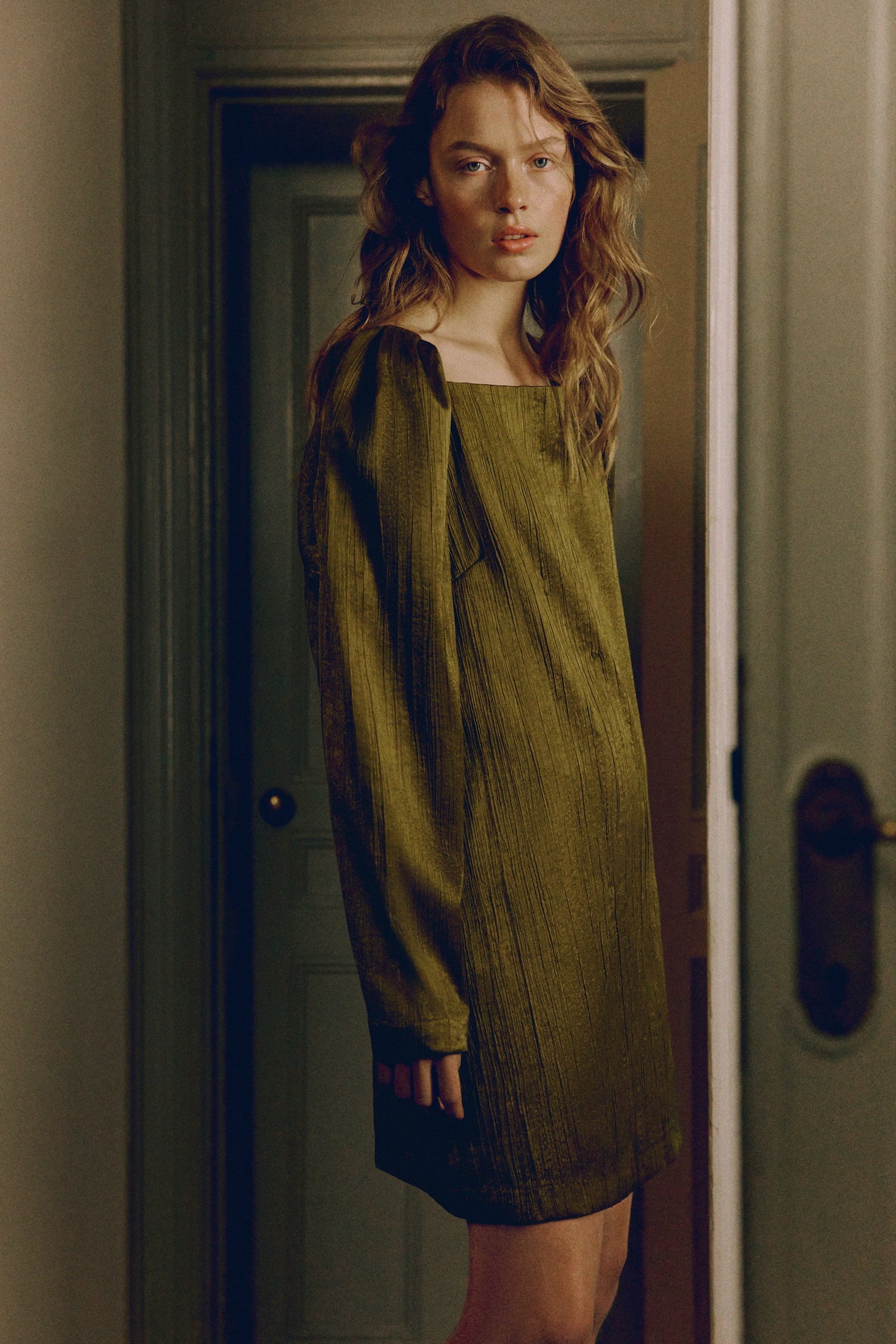 Krepové šaty s hranatým výstrihom - Zlatistá olivová/Čierna - 5