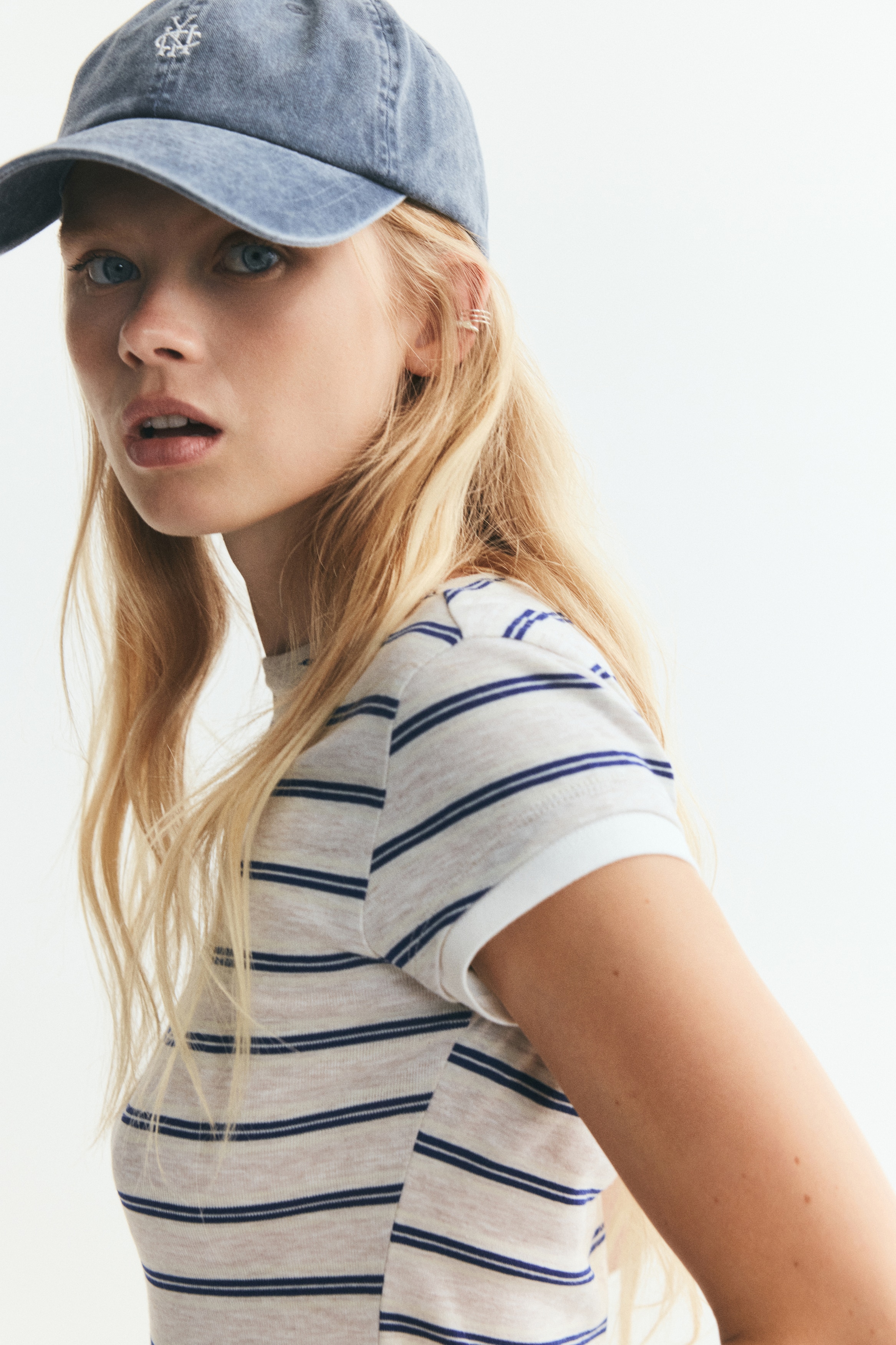 Fitted Contrasting-Trim T-Shirt - thumbnail 10