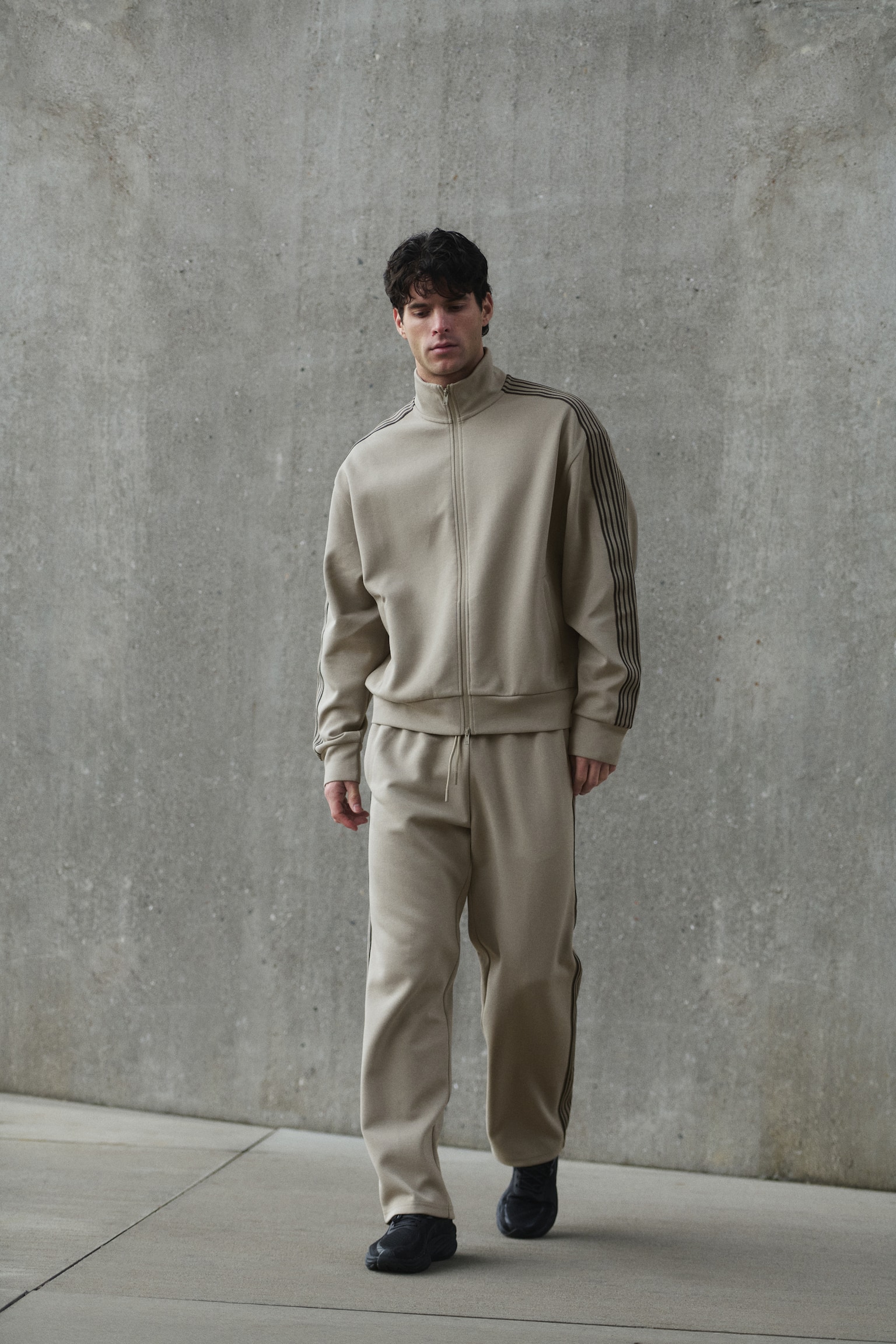 Loose Fit Sports joggers with DryMove™ - Beige/Black - 1