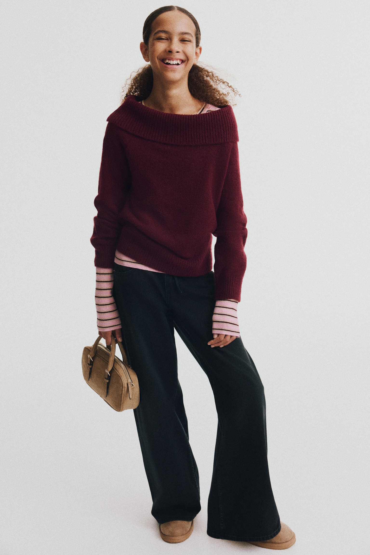 Schulterfreier Pullover - Dunkelrot/Weiß/Hellrosa - 1
