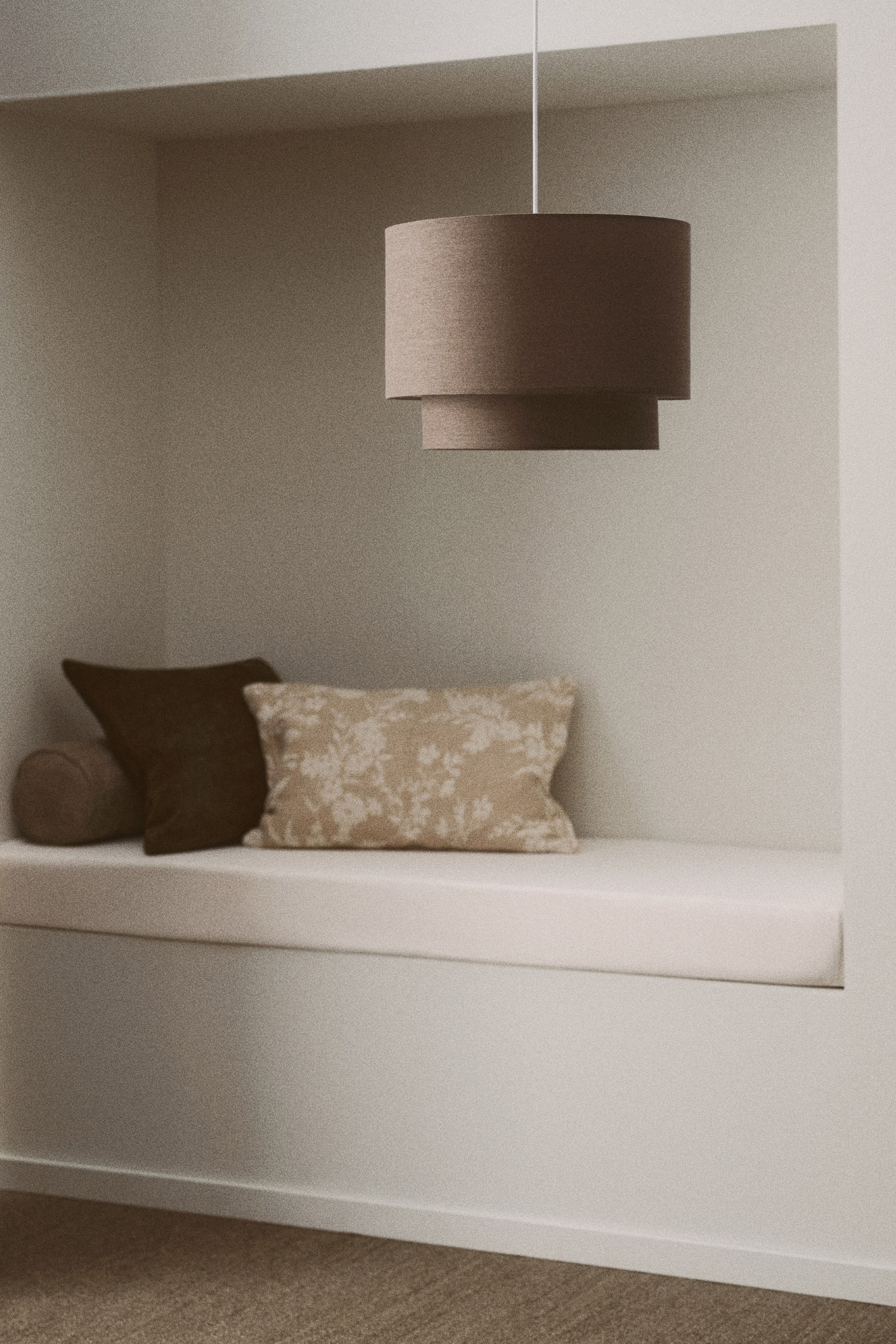 Visualizza l'immagine ingrandita: Una lampada a sospensione caratterizzata da un design cilindrico a livelli, composta da due paralumi in tessuto di colore marrone chiaro neutro, sospesa da un sottile cavo bianco.