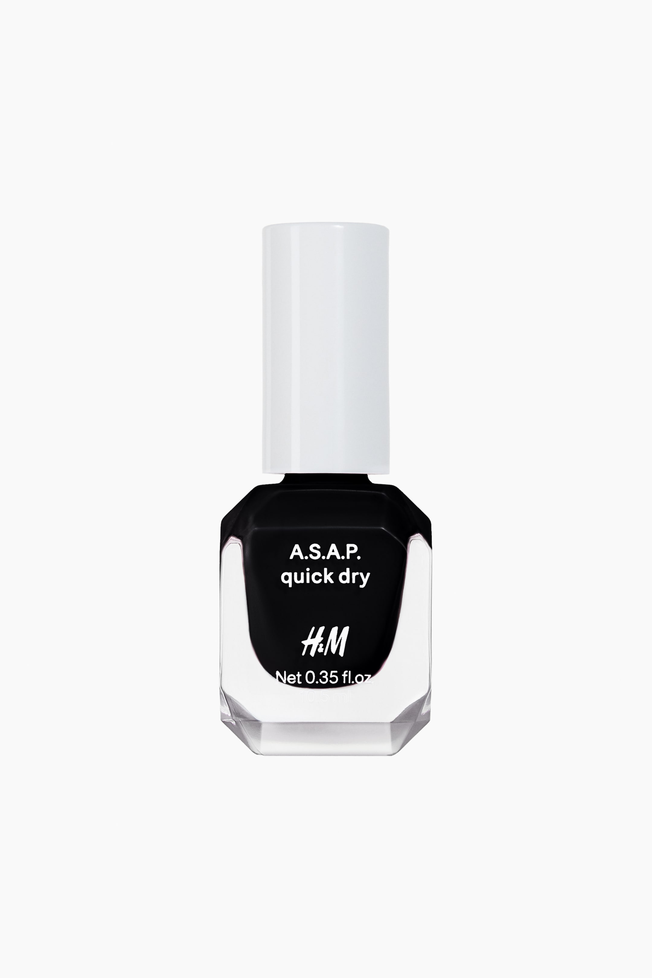 Agrandir l'image: Le flacon de vernis à ongles A.S.A.P. Quick Dry est orienté vers l'avant, mettant en valeur son design en verre hexagonal transparent rempli de vernis noir. Un bouchon cylindrique blanc coiffe le flacon, et l'étiquette affiche "A.S.A.P. quick dry", "H&M" et "Net 0.35 fl.oz."