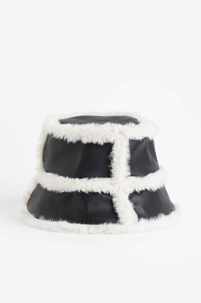 Bucket Hat mit flauschigen Besätzen - Schwarz - 1