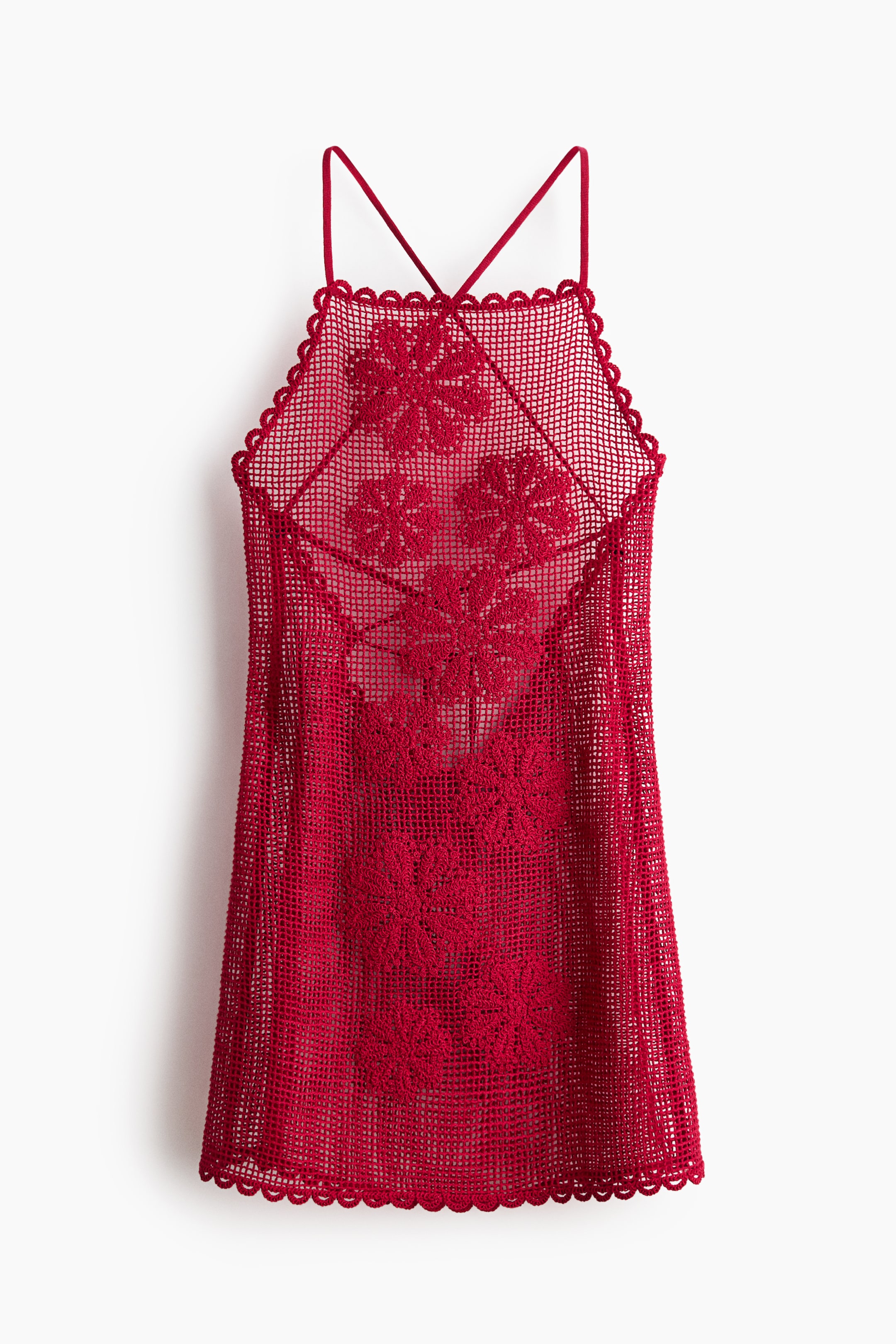 Ver imagen más grande: Un vestido de crochet rojo se muestra en vista frontal, con un escote halter y tirantes finos cruzados. El diseño calado presenta patrones florales integrados y bordes festoneados a lo largo del escote y el dobladillo.