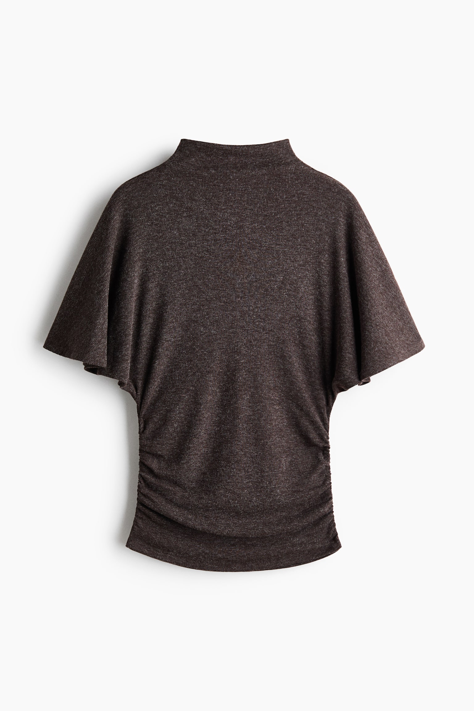 Een donkerbruine top van geribde knitwear is van voren afgebeeld, met een hoge colkraag en gedrapeerde fluttermouwen. Het aansluitende lijfje loopt uit in zijdelingse plooien die doorlopen tot aan de zoom.
