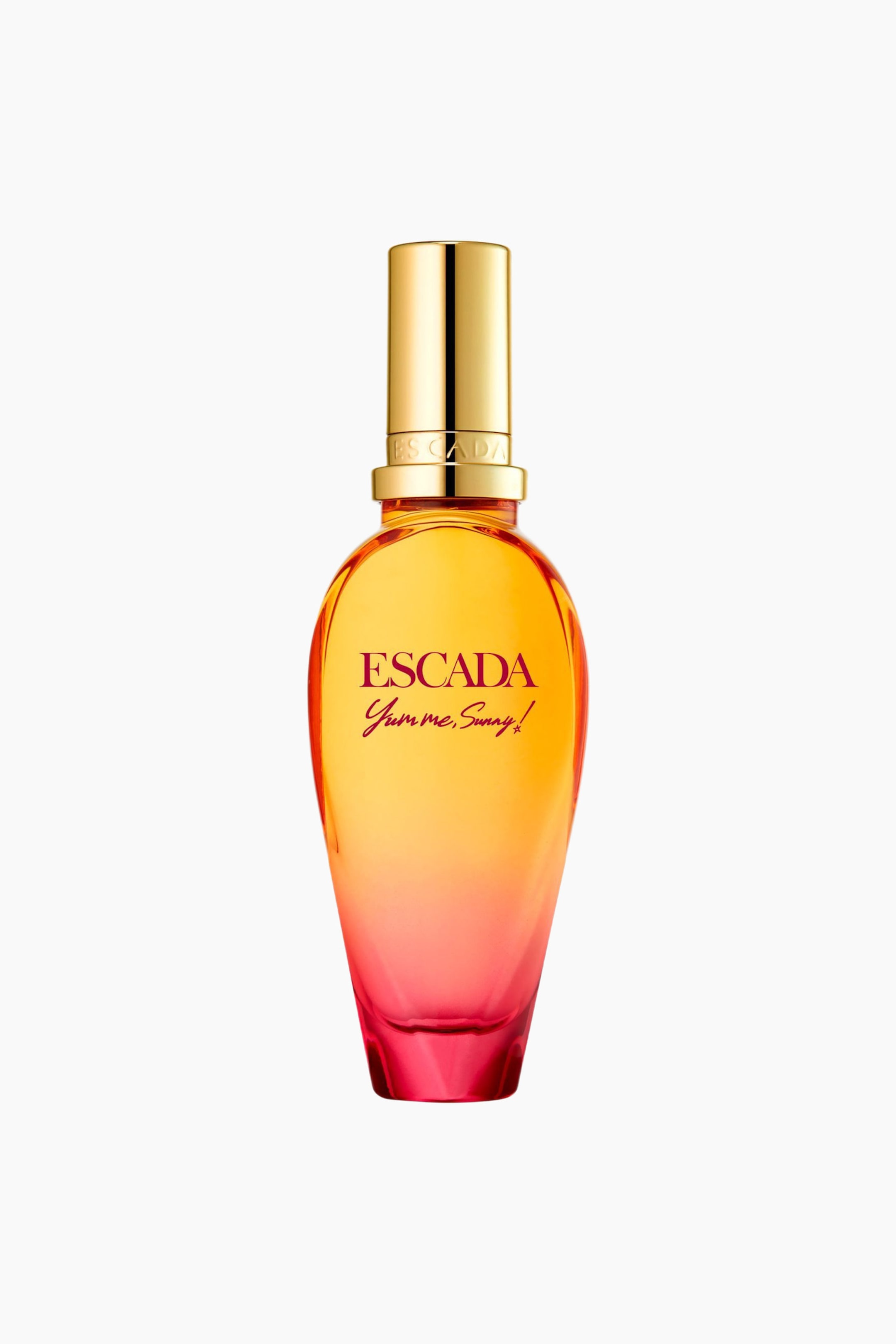 Visa större bild: En parfymflaska står framåtvänd och visar en ombre färggradient som övergår från gul-orange upptill till fuchsia vid basen. En guldfärgad cylindrisk kork pryder flaskan, med "ESCADA" bokstäver runt den nedre kanten. På framsidan av flaskan står "ESCADA" i fet röd text och "Gimme, Sunny!" i röd skrivstil.