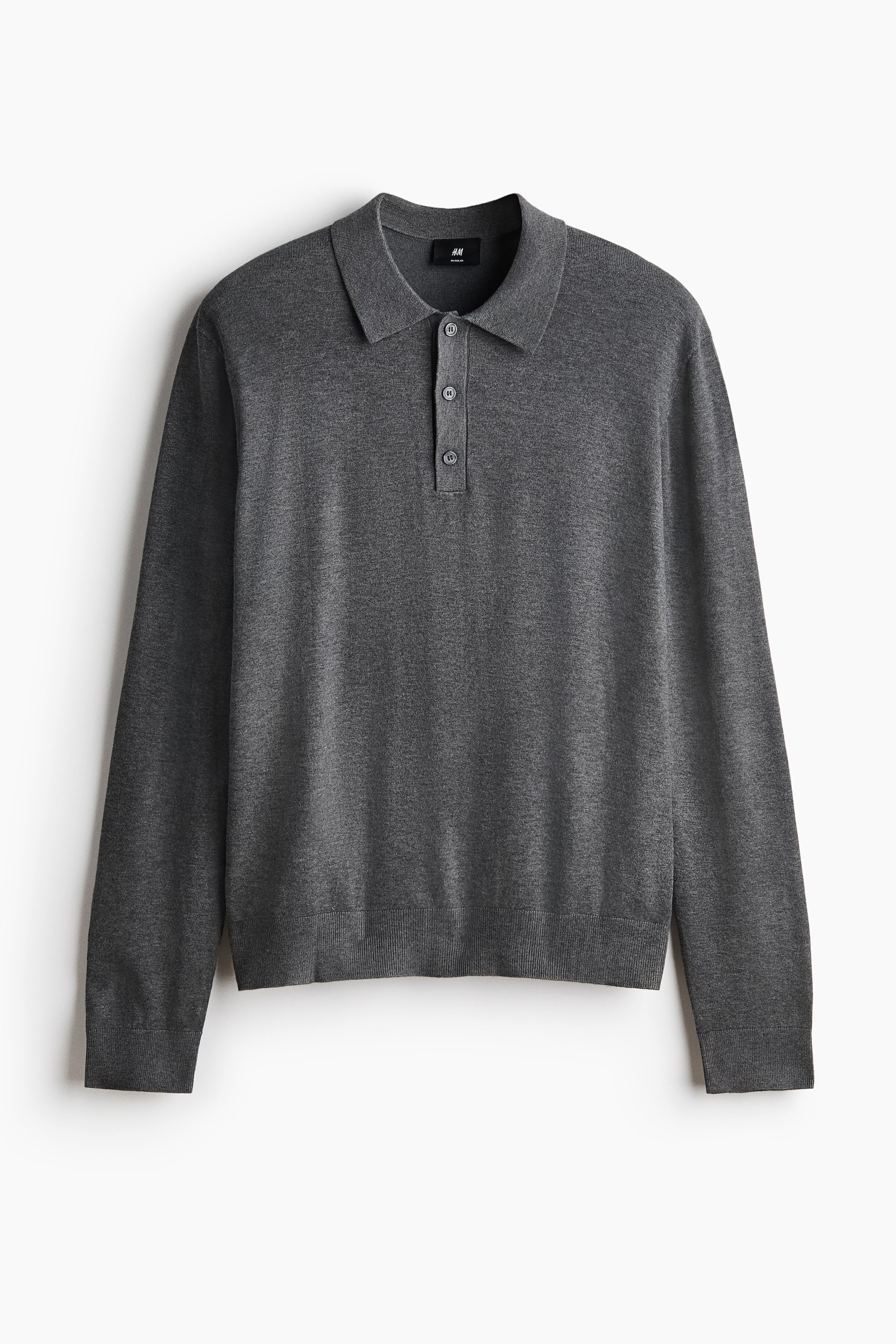 Agrandir l'image: Un polo à manches longues en tricot gris foncé est présenté de face, avec un col polo classique, une patte de boutonnage à trois boutons ronds foncés, des poignets côtelés et un ourlet côtelé.