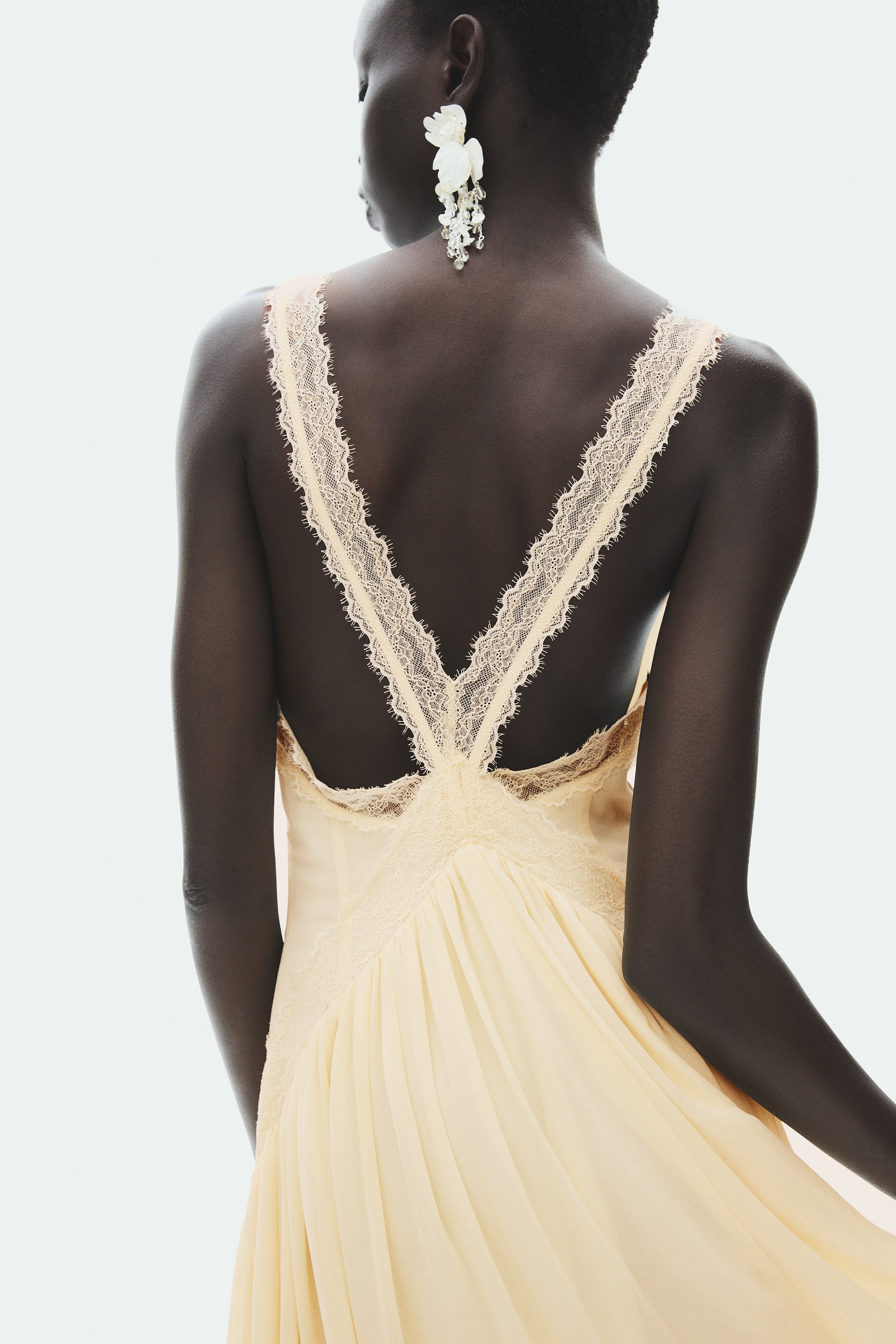 Vestido de chifón con aplicaciones de encajeModelo