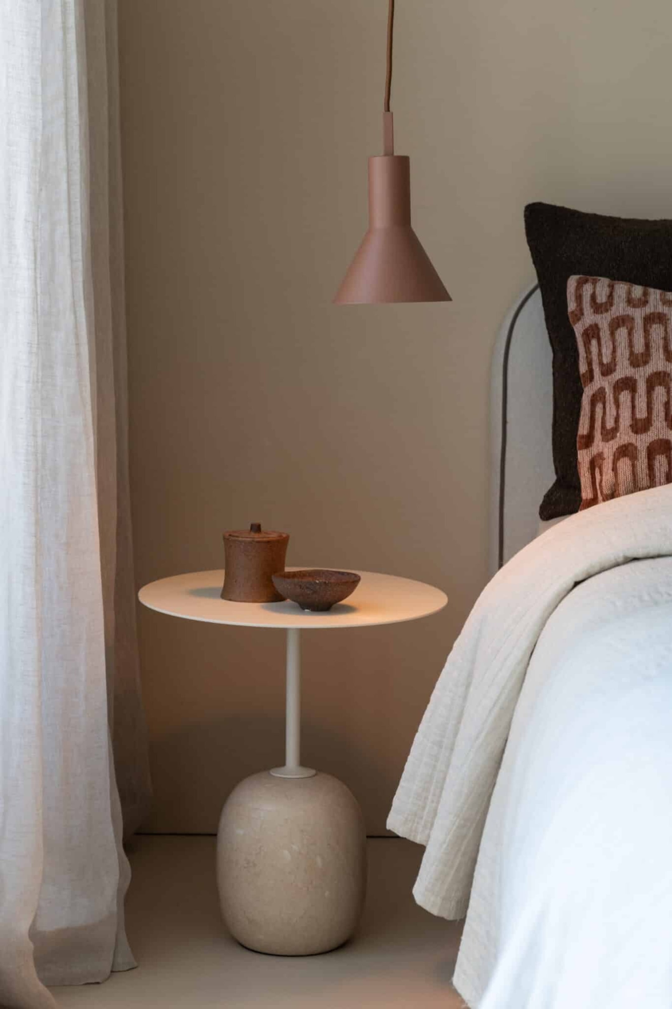 Grotere afbeelding bekijken: De Stavanger hanglamp in een matte bordeauxrode afwerking hangt verticaal en heeft een strakke, kegelvormige kap met een cilindrische bovenzijde, verbonden aan een slank bruin snoer.