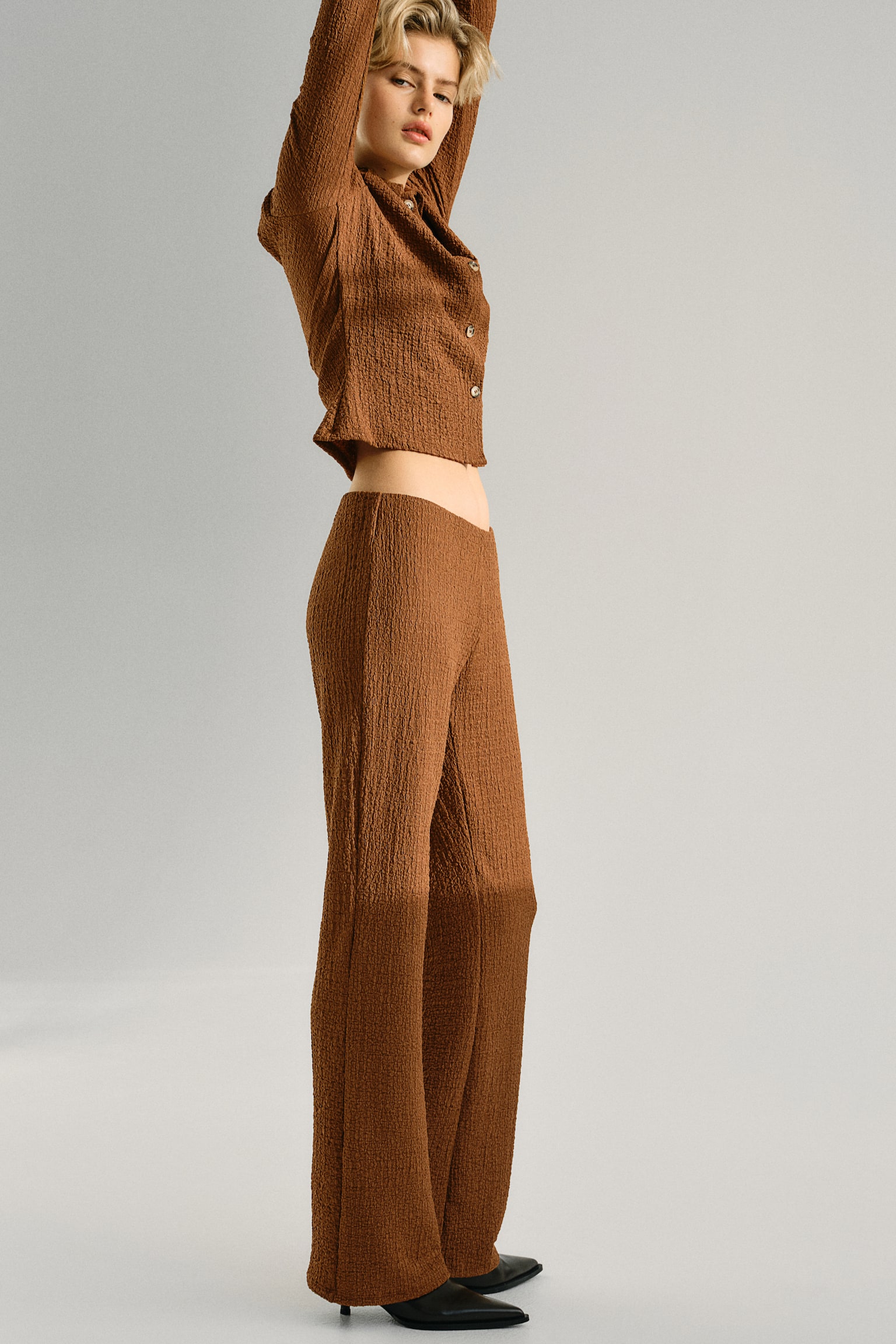 Flared crinkled trousers - Brown - 1