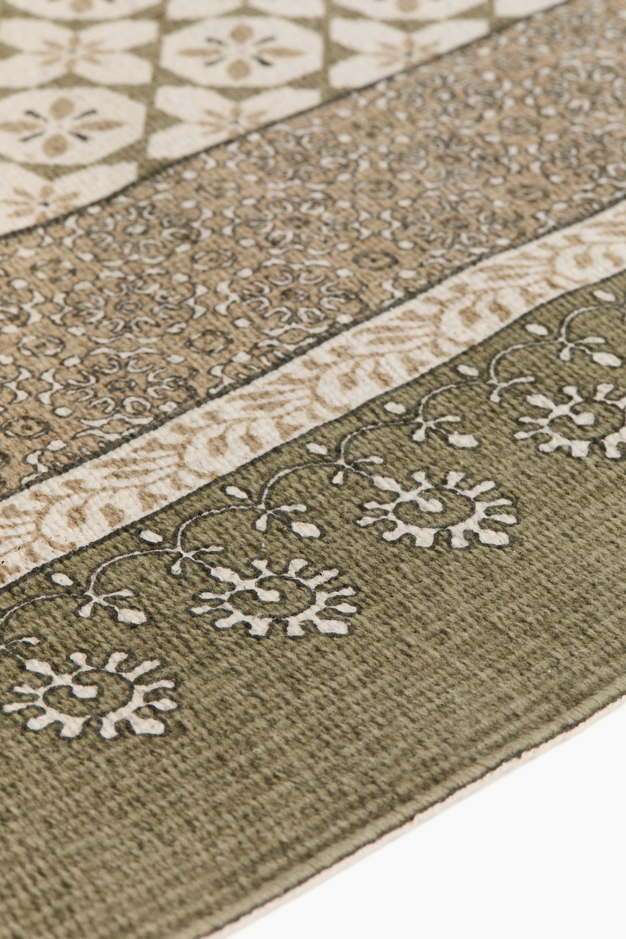 Ver imagen más grande: Alfombra de algodón con flecos - Verde aceituna/Estampado - HOME | H&M ES 3