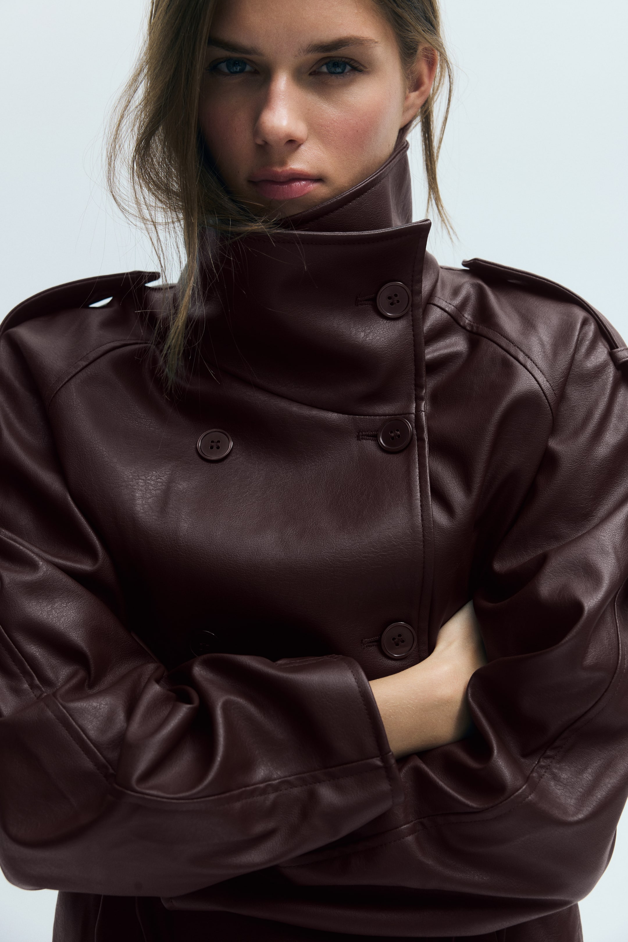 Ver imagen más grande: Chaqueta de doble botonadura con cuello chimenea - Burdeos - MUJER | H&M ES 1