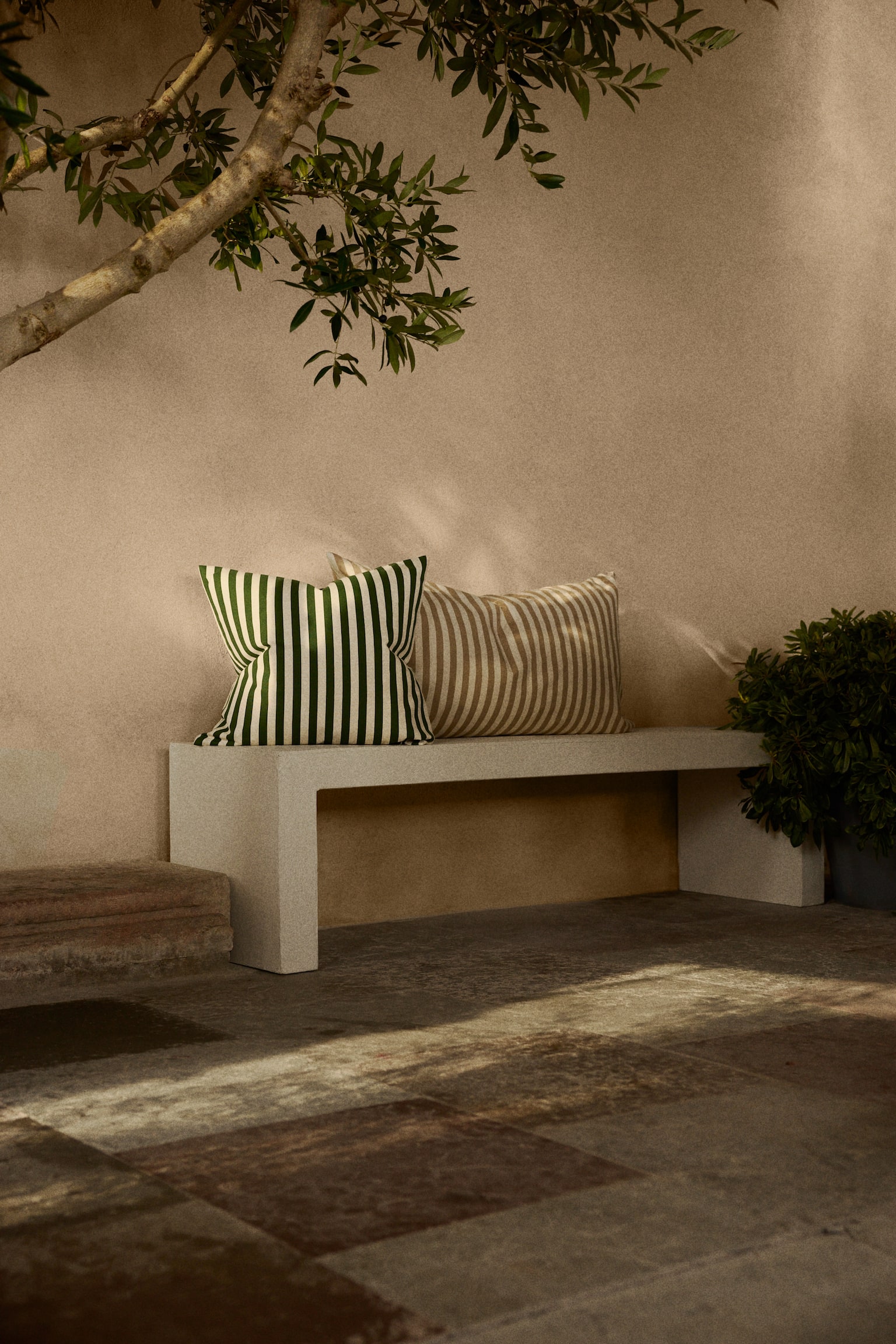 Outdoor cushion cover - Dark green/Striped/Yellow/Striped/Orange/Striped/Beige/Striped/Orange/Striped/Beige/Striped/Dark grey/Striped/White/Green striped/Yellow/Striped/Dark green/Striped/Light beige/Leaves - 2