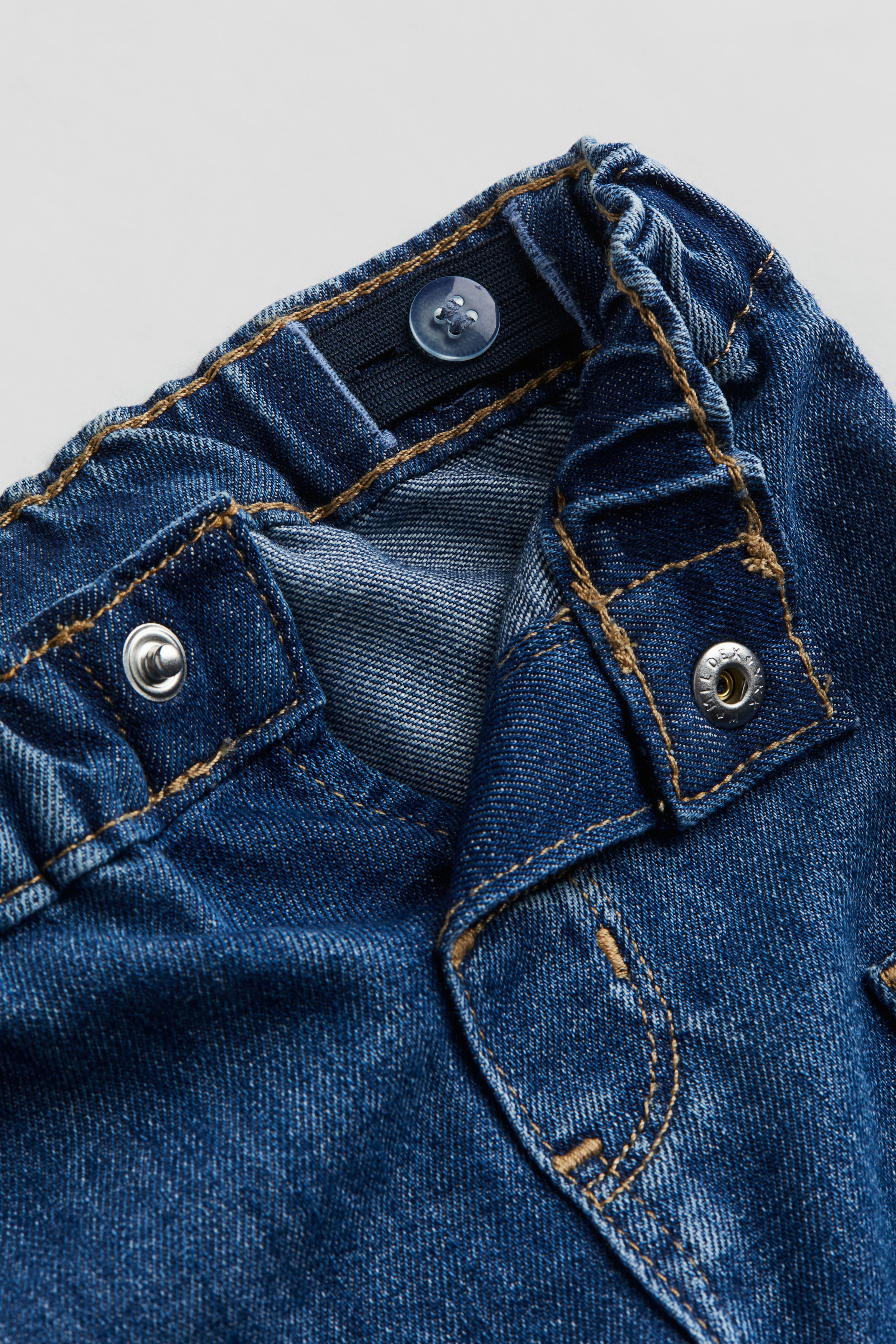 HM Jeans mit aufgesetzten Taschen