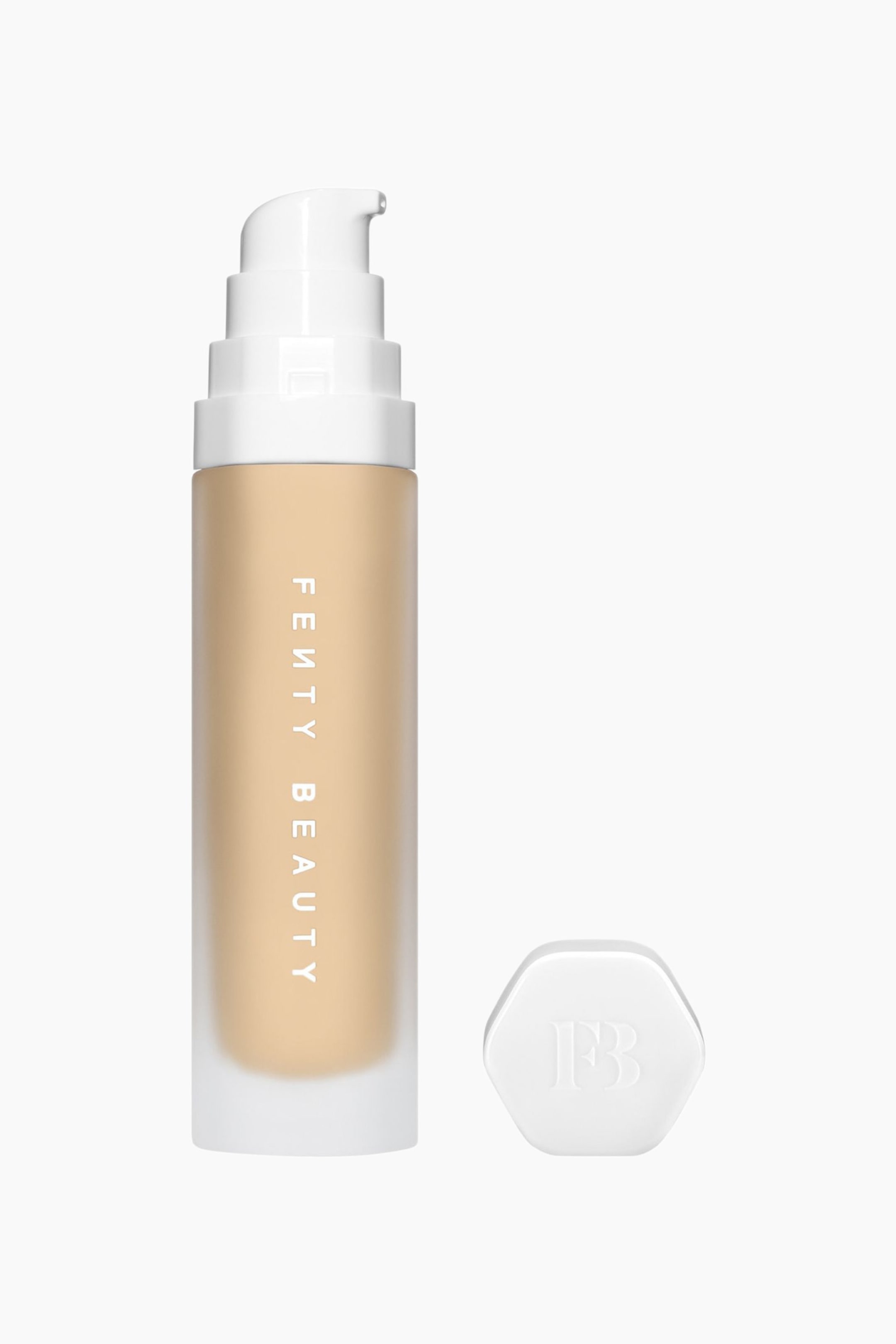 Visa större bild: Soft'lit Naturally Luminous Longwear Foundation visas i en frontvänd, upprätt frostad glasflaska som innehåller en ljus till mellannyanserad beige vätska. Flaskan visar vertikal vit varumärkesmärkning och en vit pumpdispenser, med ett avtaget sexkantigt vitt lock placerat bredvid.