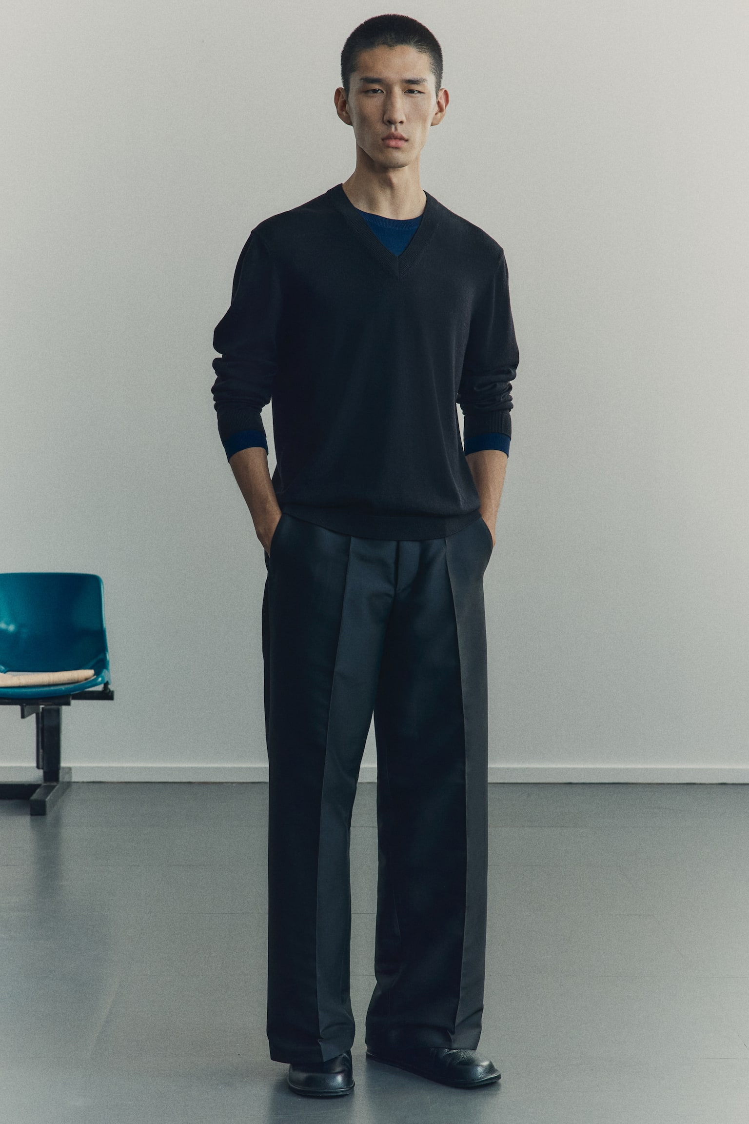 Wełniany sweter Regular Fit - Czarny - 3