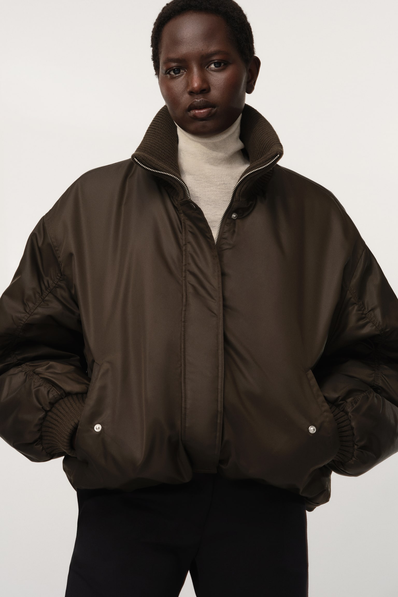 Женская куртка H&M Oversized Bomber, цвет: Тёмный хаки зелёный — фото 3