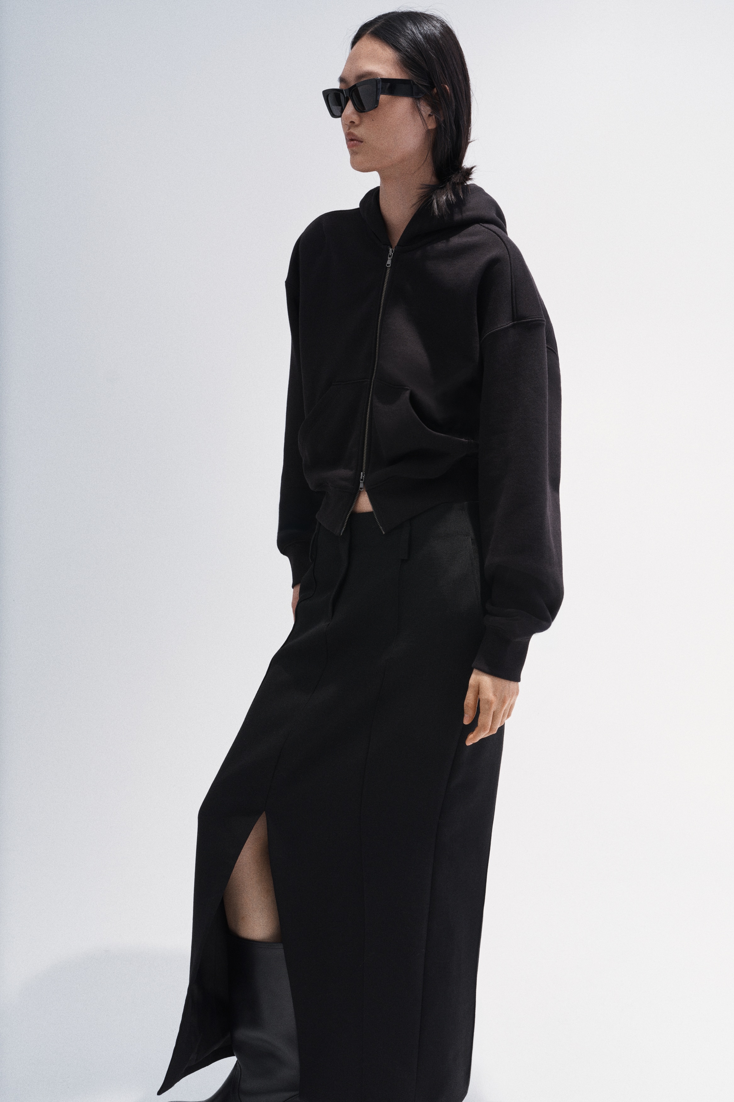 Rozpinana bluza z kapturemModel