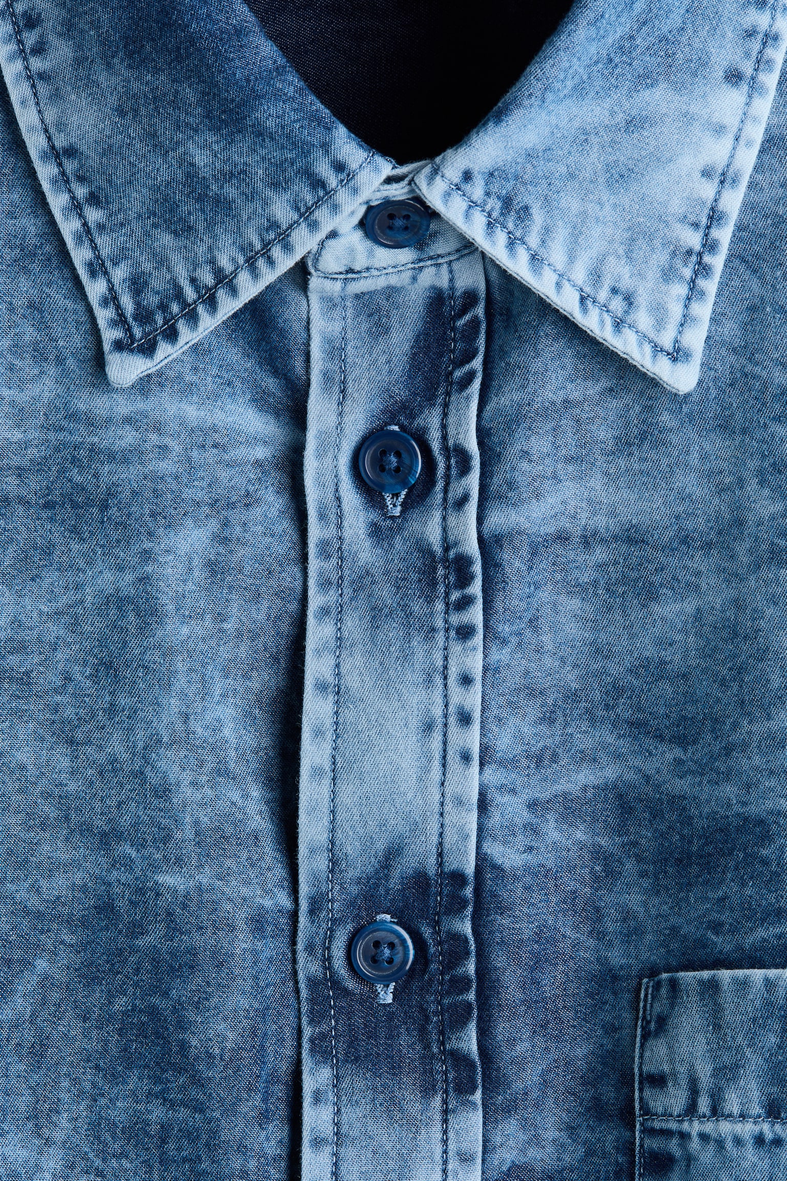 Мужская рубашка H&M Relaxed-Fit Washed Denim Shirt, цвет: Потёртый джинсовый синий — фото 7