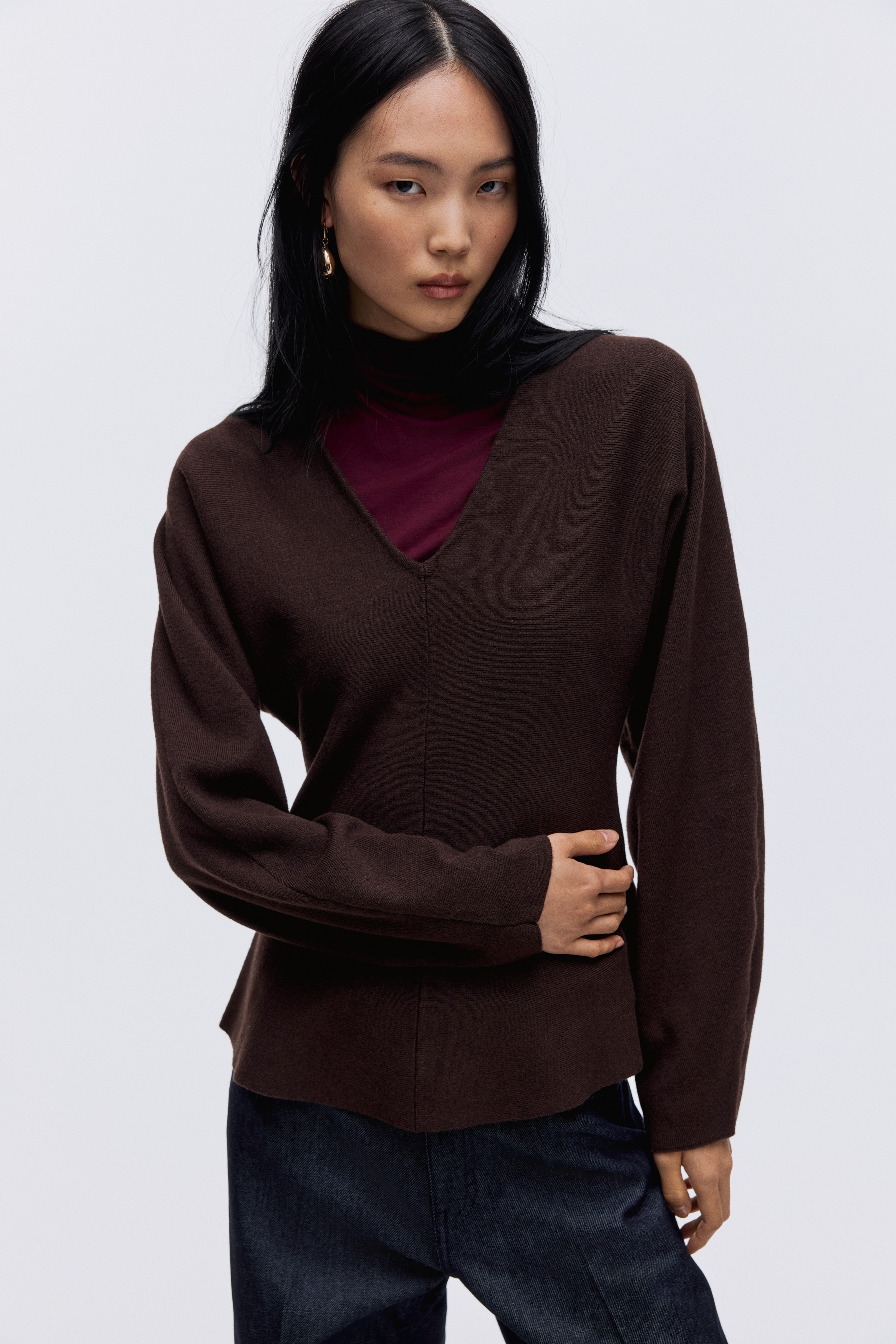 Top à encolure en V en maille - Marron foncé/Beige clair/Gris foncé/Rouge vif/Beige clair