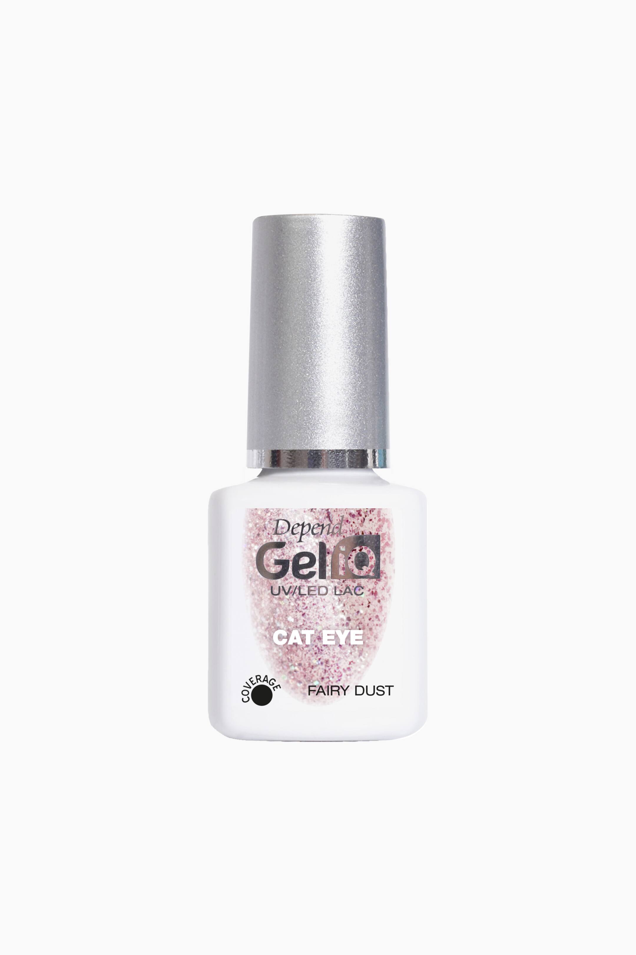 Se større billede: En hvid firkantet neglelakflaske med skuldre og en sølvfarvet cylindrisk hætte står oprejst og vender fremad. Etiketten viser "Depend GelIQ UV/LED LAC," "CAT EYE," og "FAIRY DUST," sammen med et dækningsikon og præsenterer en lyserød glitterlak.
