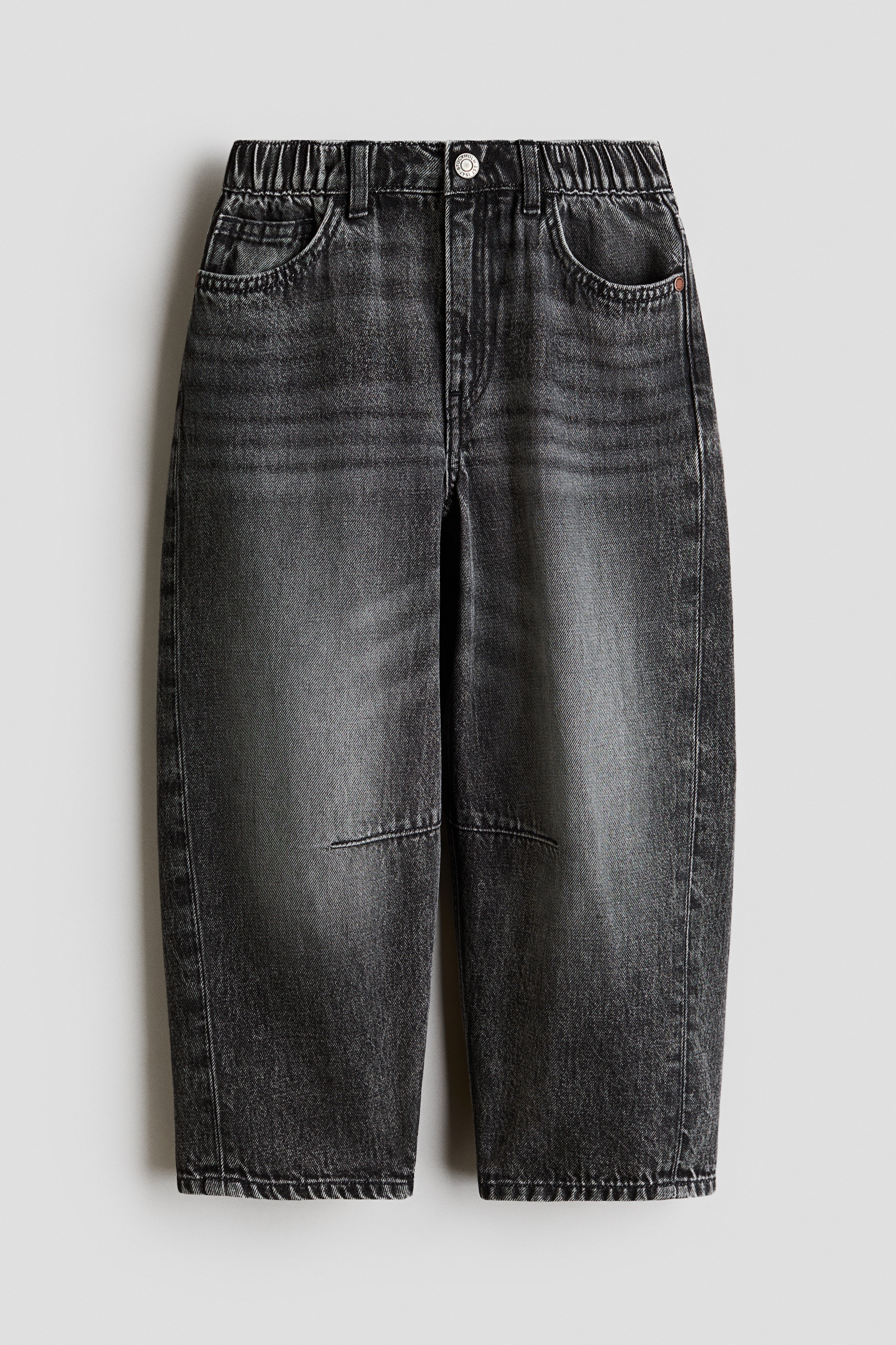 Loose Fit Barrel JeansModel