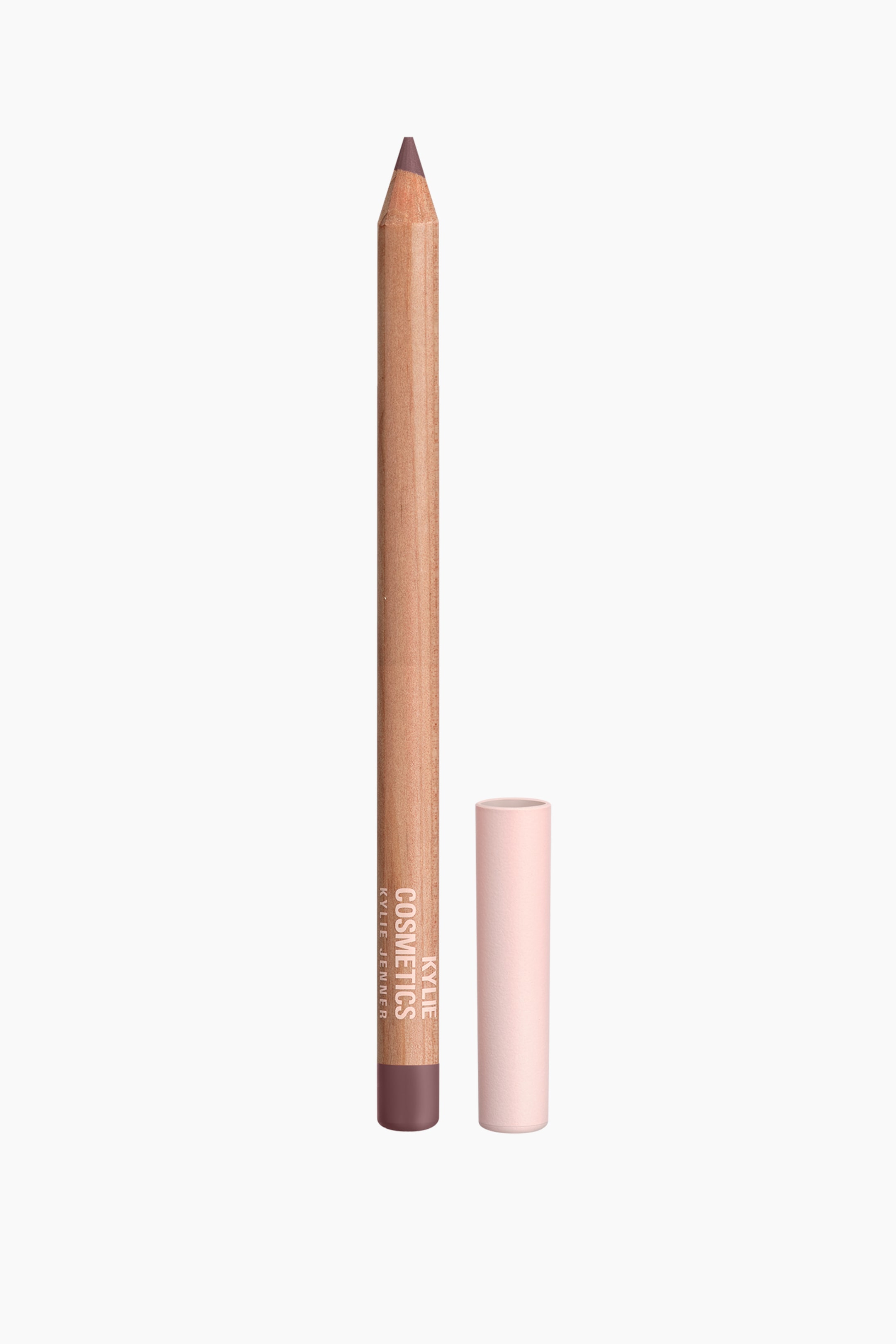Se større billede: En træblyant til læbekontur står oprejst med en spidset mørk mauve spids og en lys brun krop. "KYLIE COSMETICS KYLIE JENNER" er trykt lodret på siden, og en lys pink cylindrisk hætte står åben ved siden af.