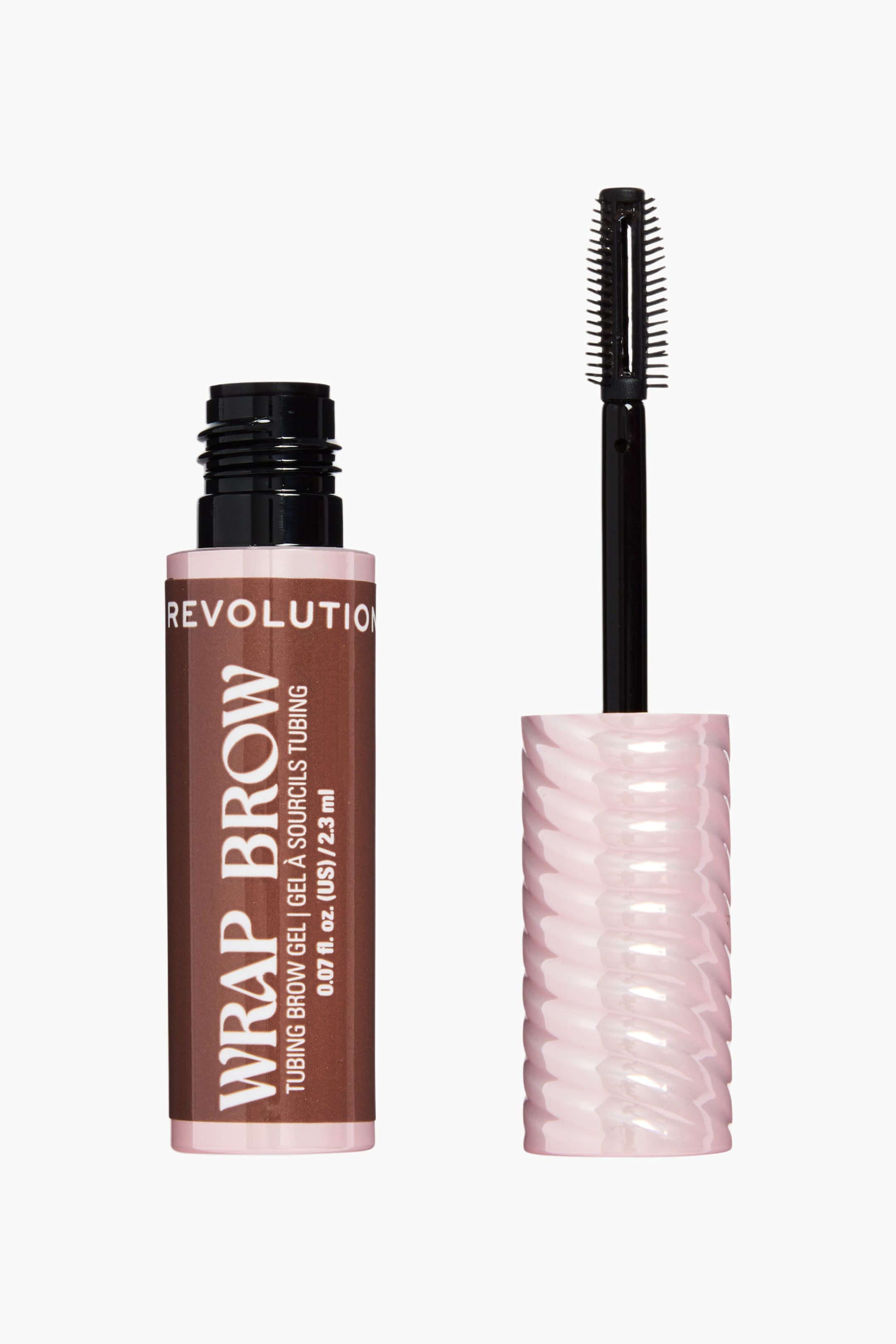 Größeres Bild ansehen: Eine braune zylindrische Augenbrauengel-Tube mit einem schwarzen Schraubverschluss und einem hellrosa Boden steht aufrecht und zeigt ihr Produktetikett. Der Applikatorstab steht aufrecht daneben und verfügt über eine hellrosa, irisierende Kappe mit einem verdrehten Design und einer schwarzen, kammähnlichen Bürste.
