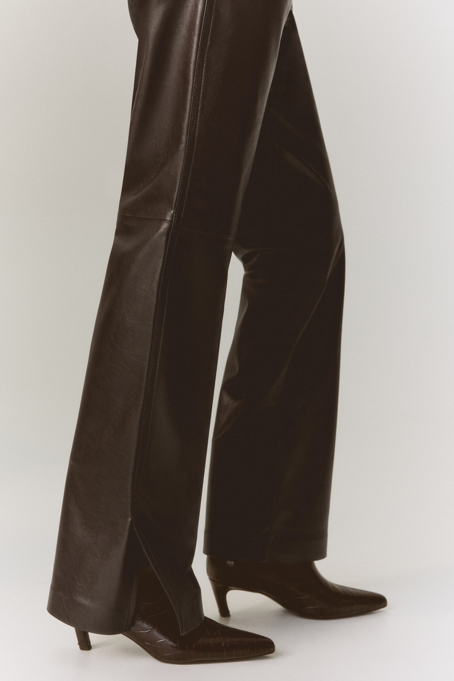 Женские брюки H&M Coated Bootcut, цвет: Тёмный коричневый — фото 2