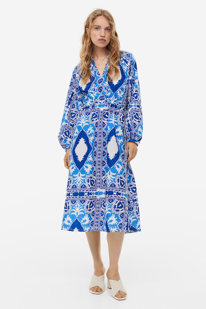 Mønstret kjole i bomuld - Klar blå/Mønstret - 1
