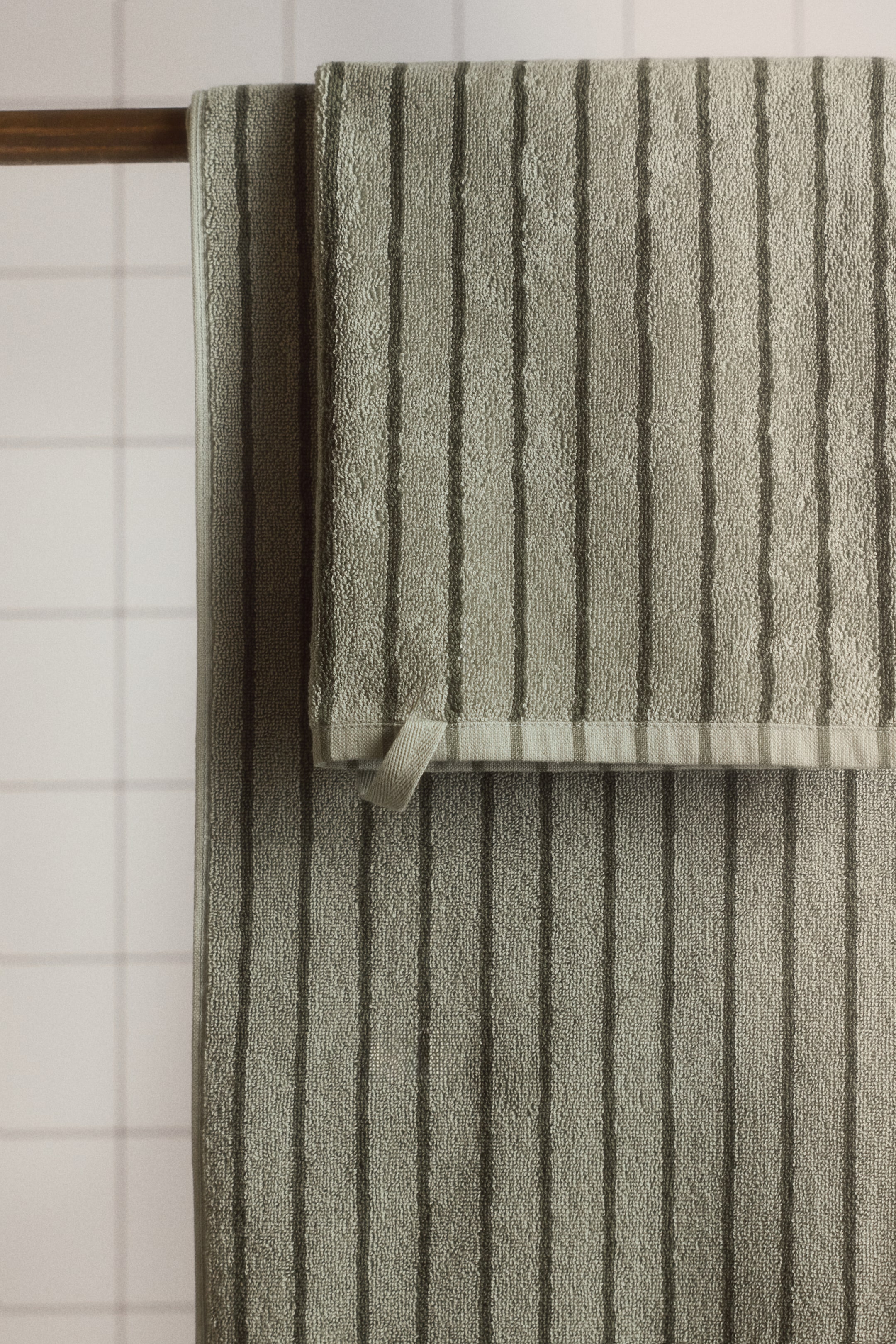 Se større billede: Stribet gæstehåndklæde - Salviegrøn/Sortstribet - Home All | H&M DK 1
