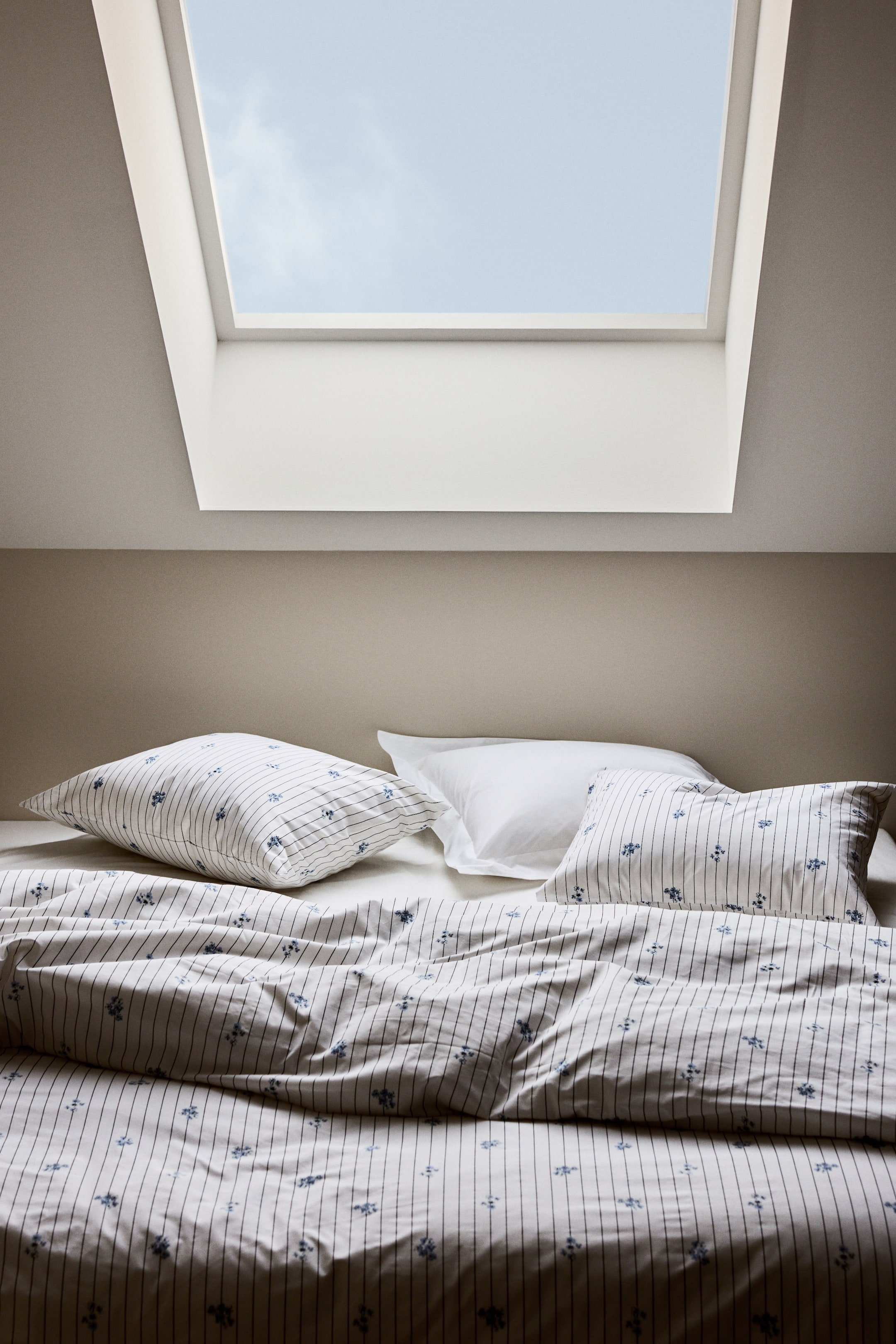 Grotere afbeelding bekijken: Dekbedset van perkalkatoen - tweepersoons - Wit/bloemen - HOME | H&M NL 1