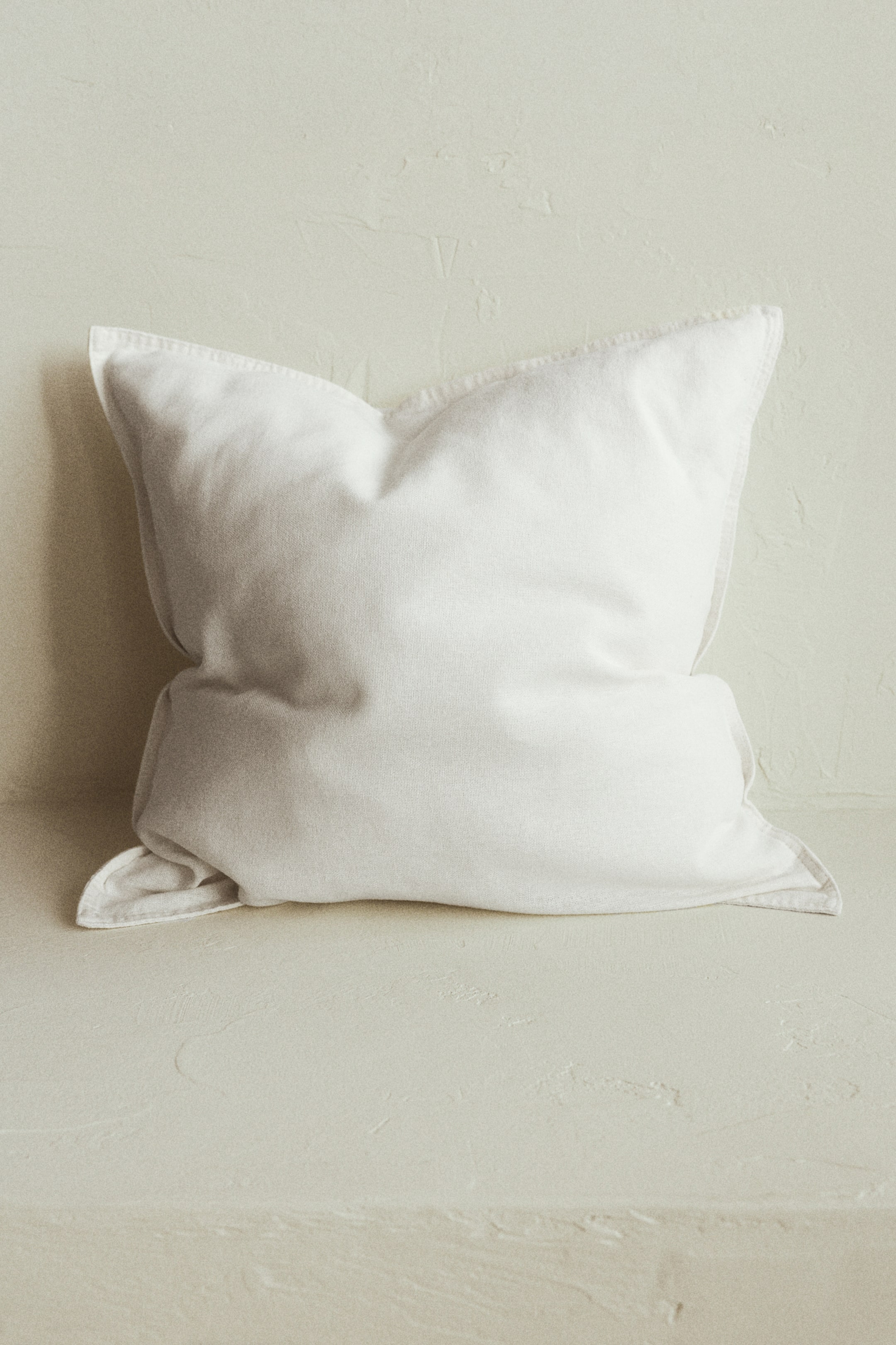 Προβολή μεγαλύτερης εικόνας: Κάλυμμα μαξιλαριού από σύμμεικτο λινάρι - Λευκό - Home All | H&M GR 1