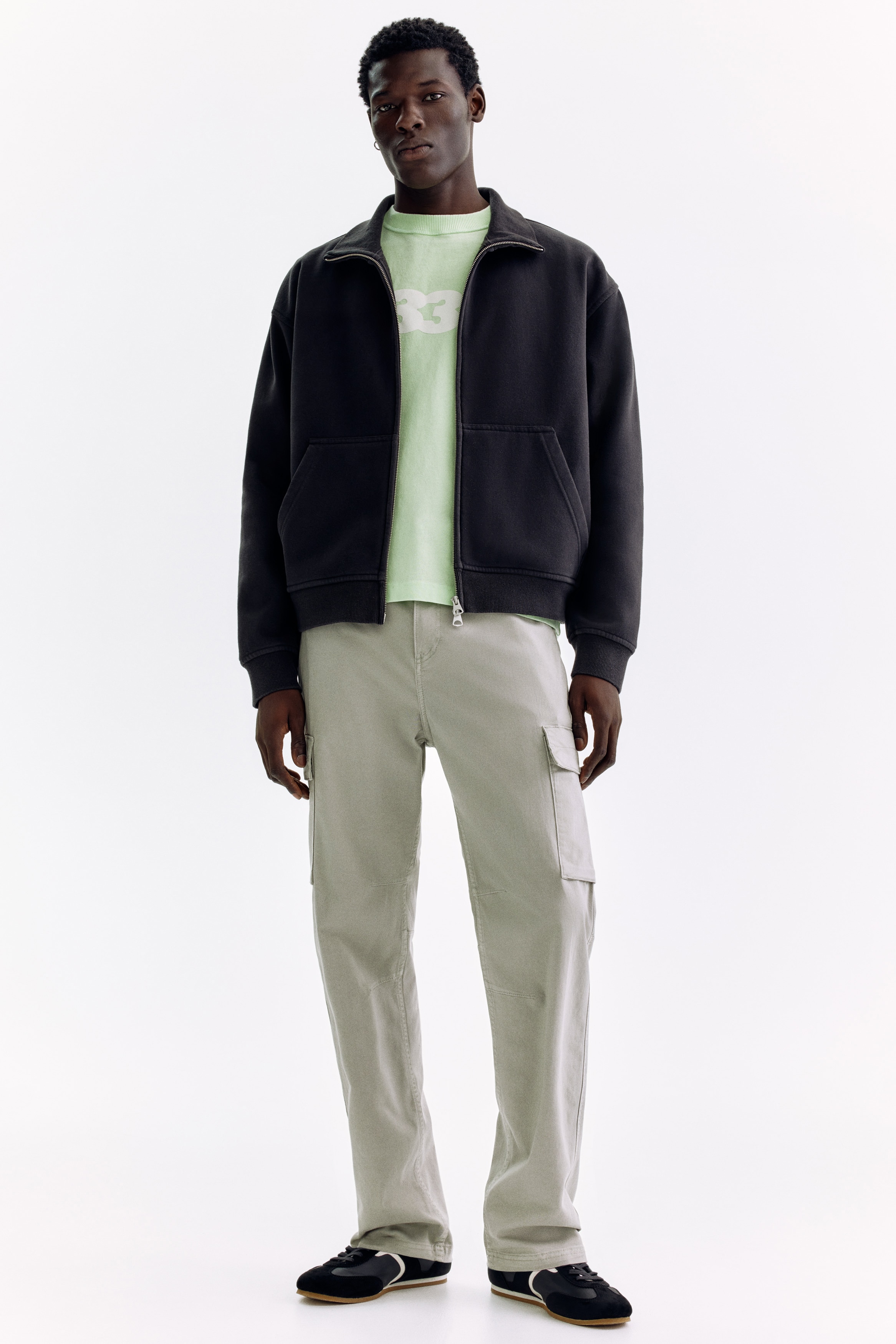 Regular-Fit Cargo PantsModel