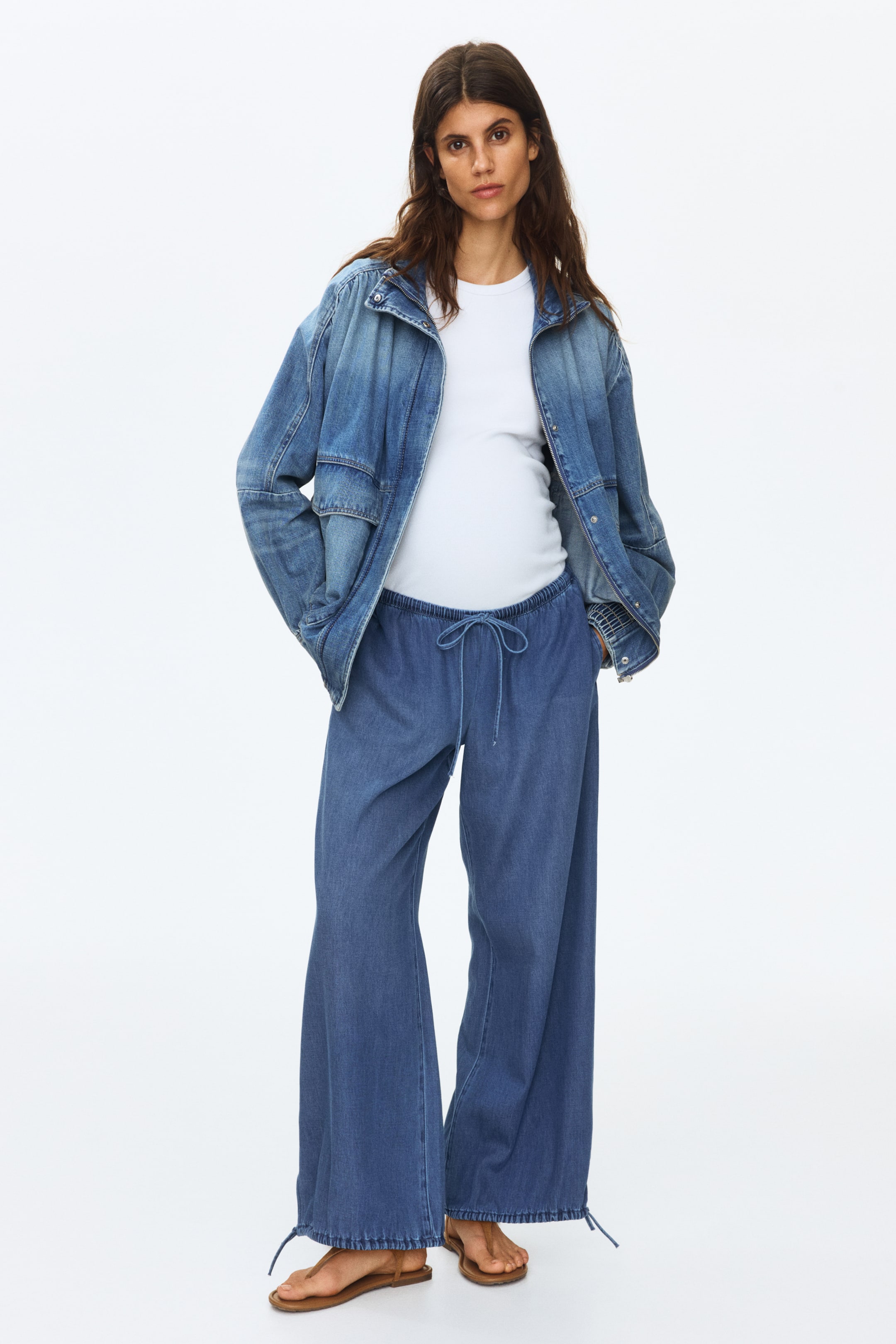 Ver imagen más grande: Pantalones de largo hasta el tobillo y corte holgado en denim suave que lleva la modelo, con cintura baja y elástica cubierta, un cordón ajustable estrecho, bolsillos laterales discretos y piernas estilo globo con abertura y cordón ajustable estrecho en los dobladillos.