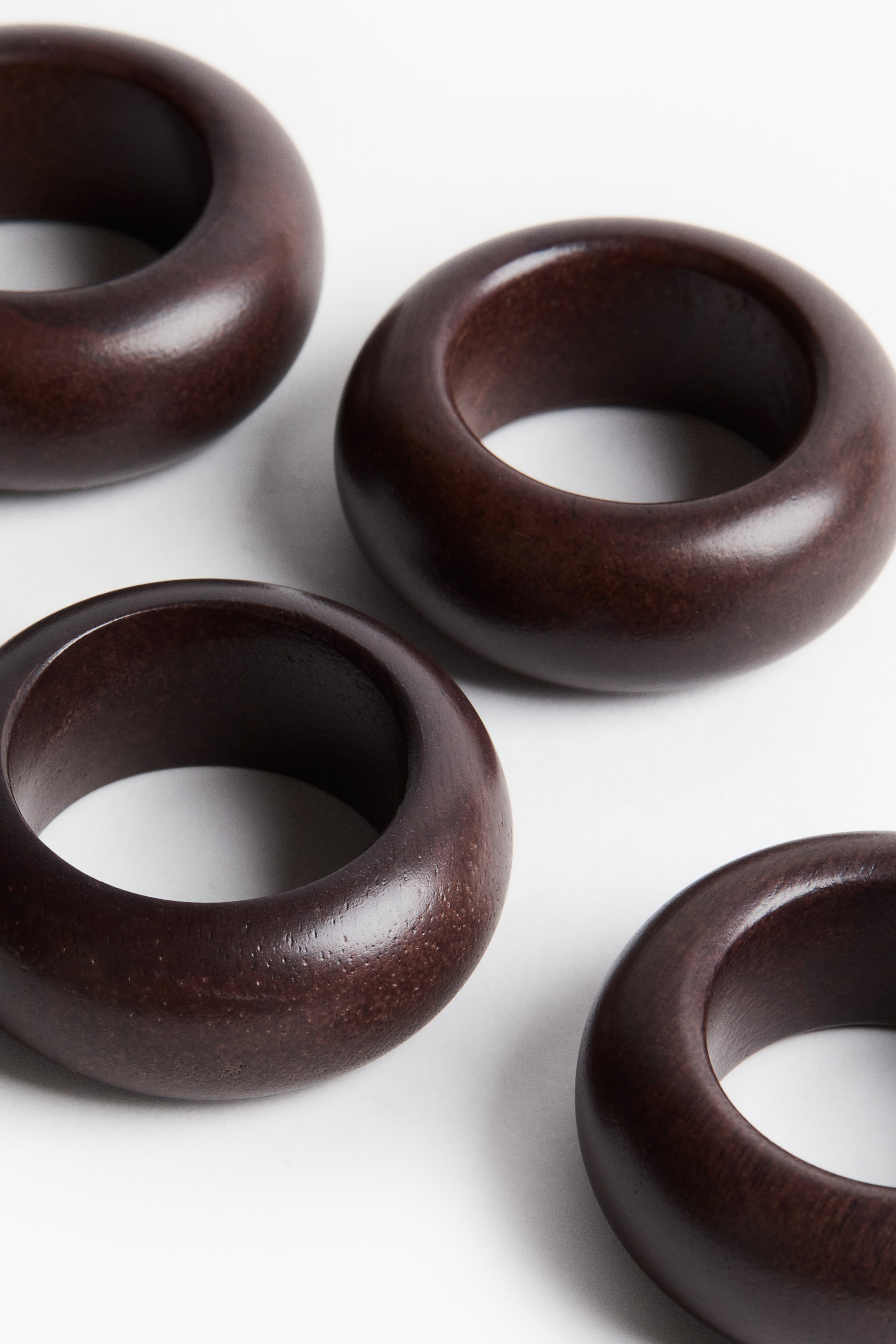 Ver imagem maior: Pack de 4 argolas de guardanapo em madeira - Castanho escuro - HOME | H&M PT 3