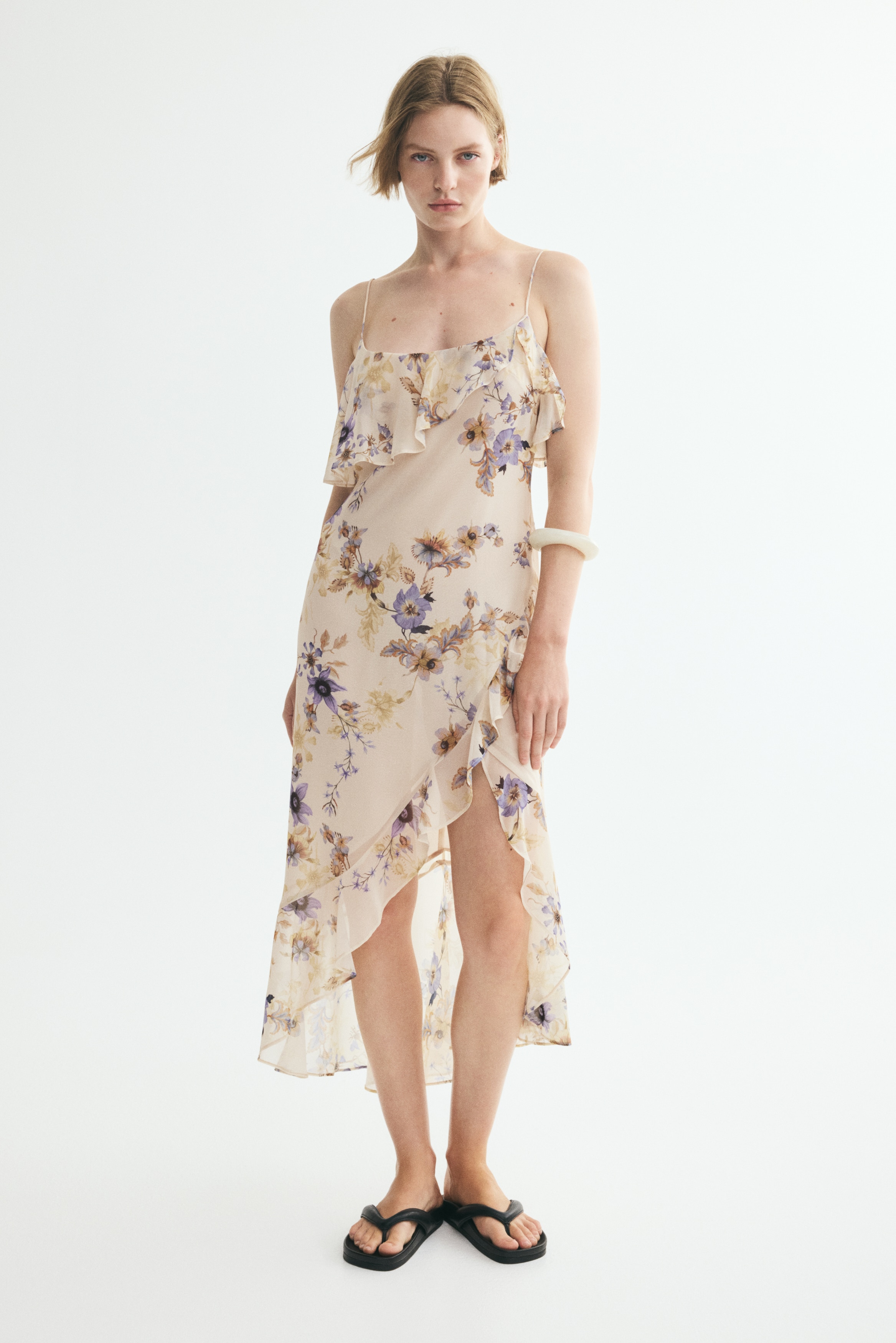 Vestido de volantes con tirantes espaguetiAuxiliar