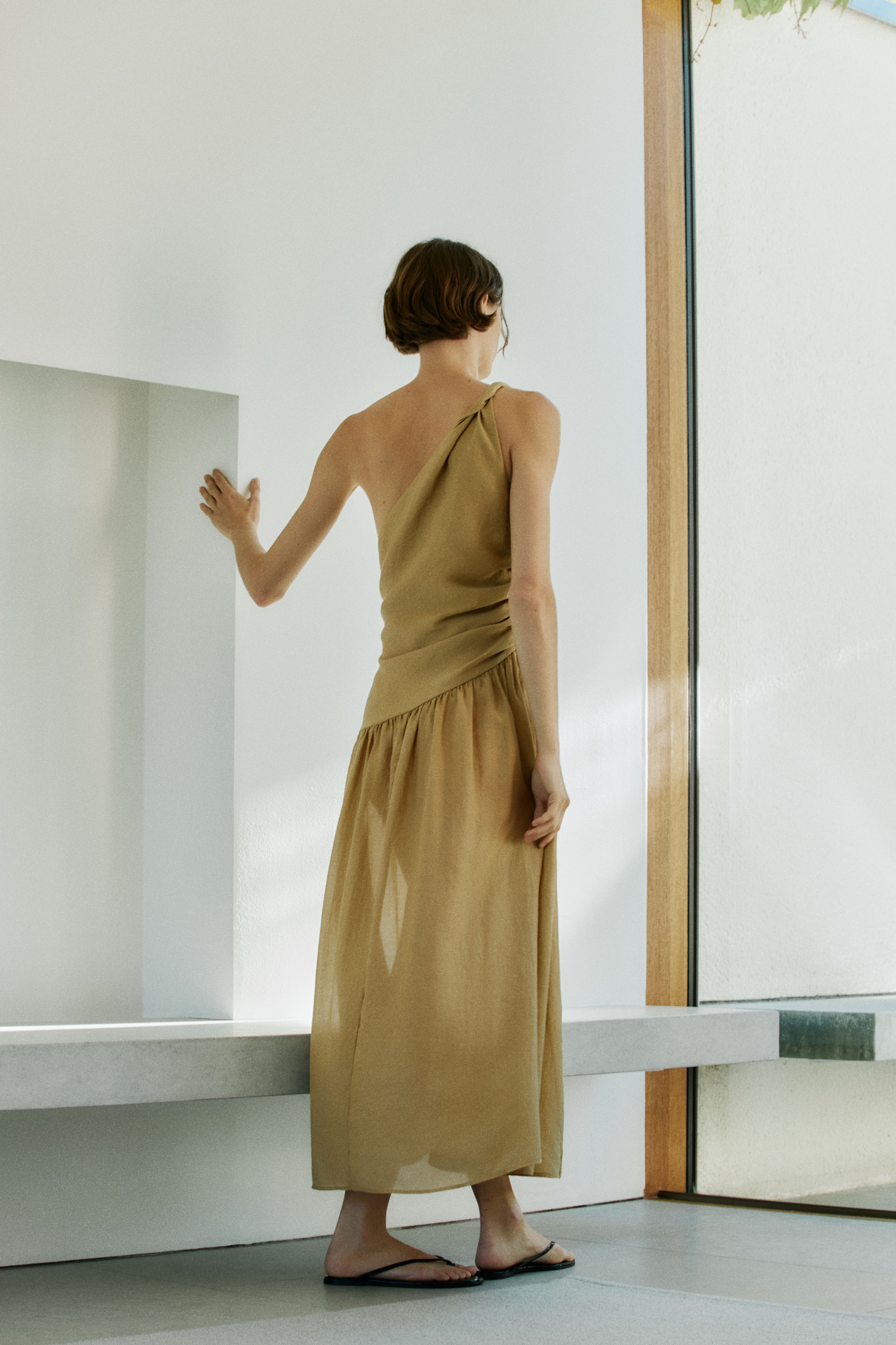 Robe asymétrique avec détail torsadé