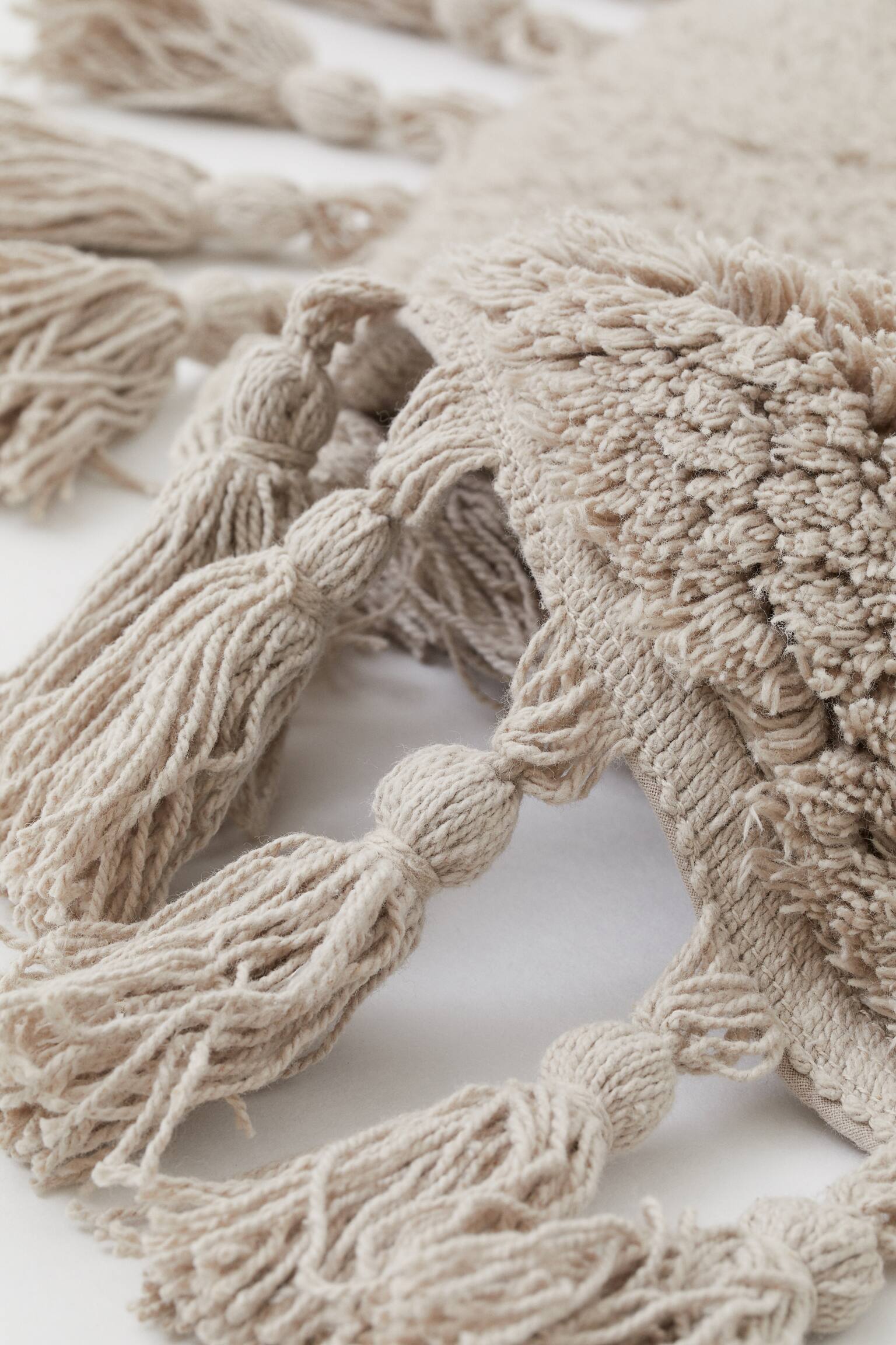 Round Tasseled Bath Mat Taupe Home All H&M US