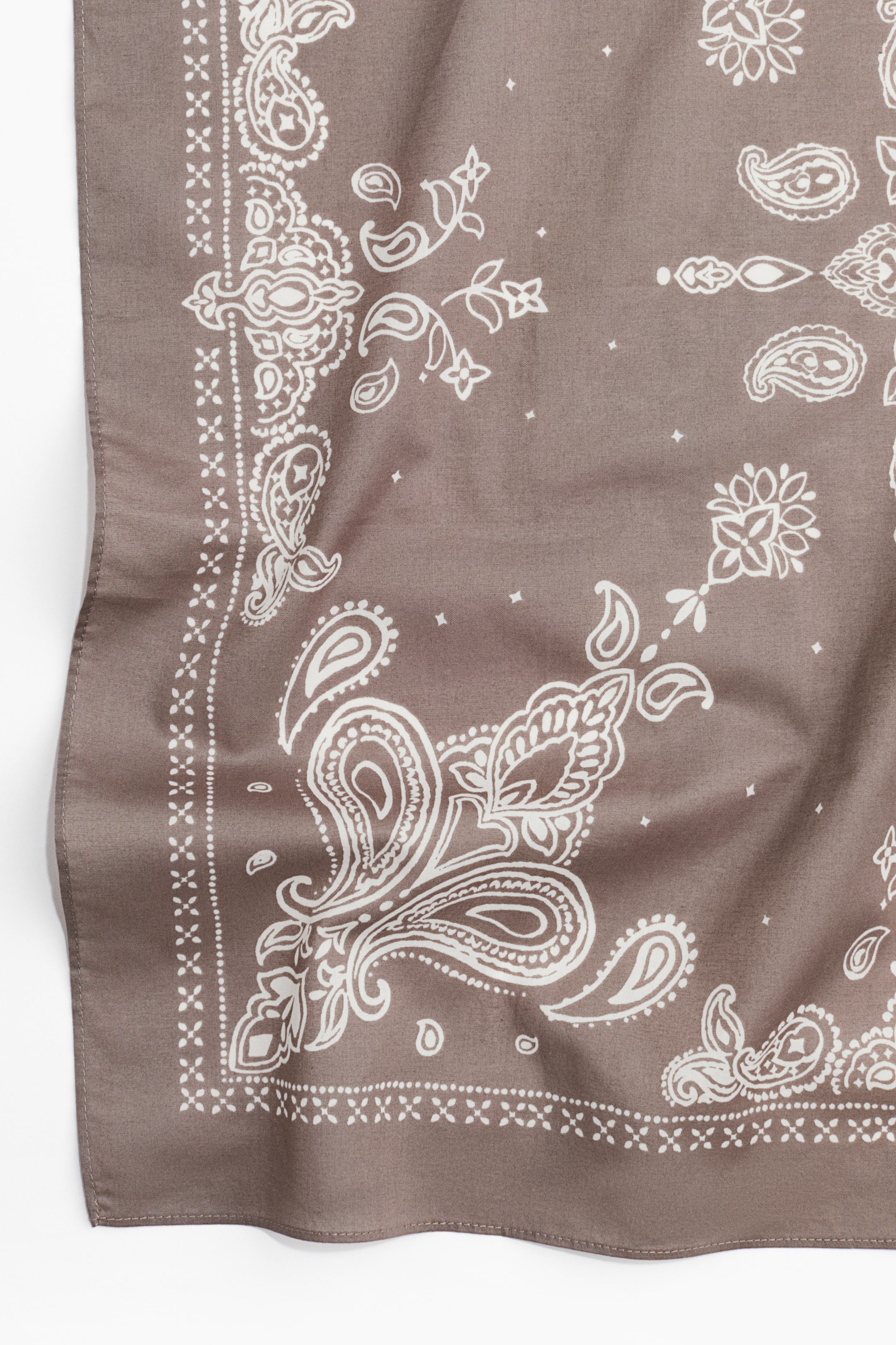 Ampliar la imagen: Patterned cotton scarf - Gris pardo/Estampado paisley - Men | H&M MX 2