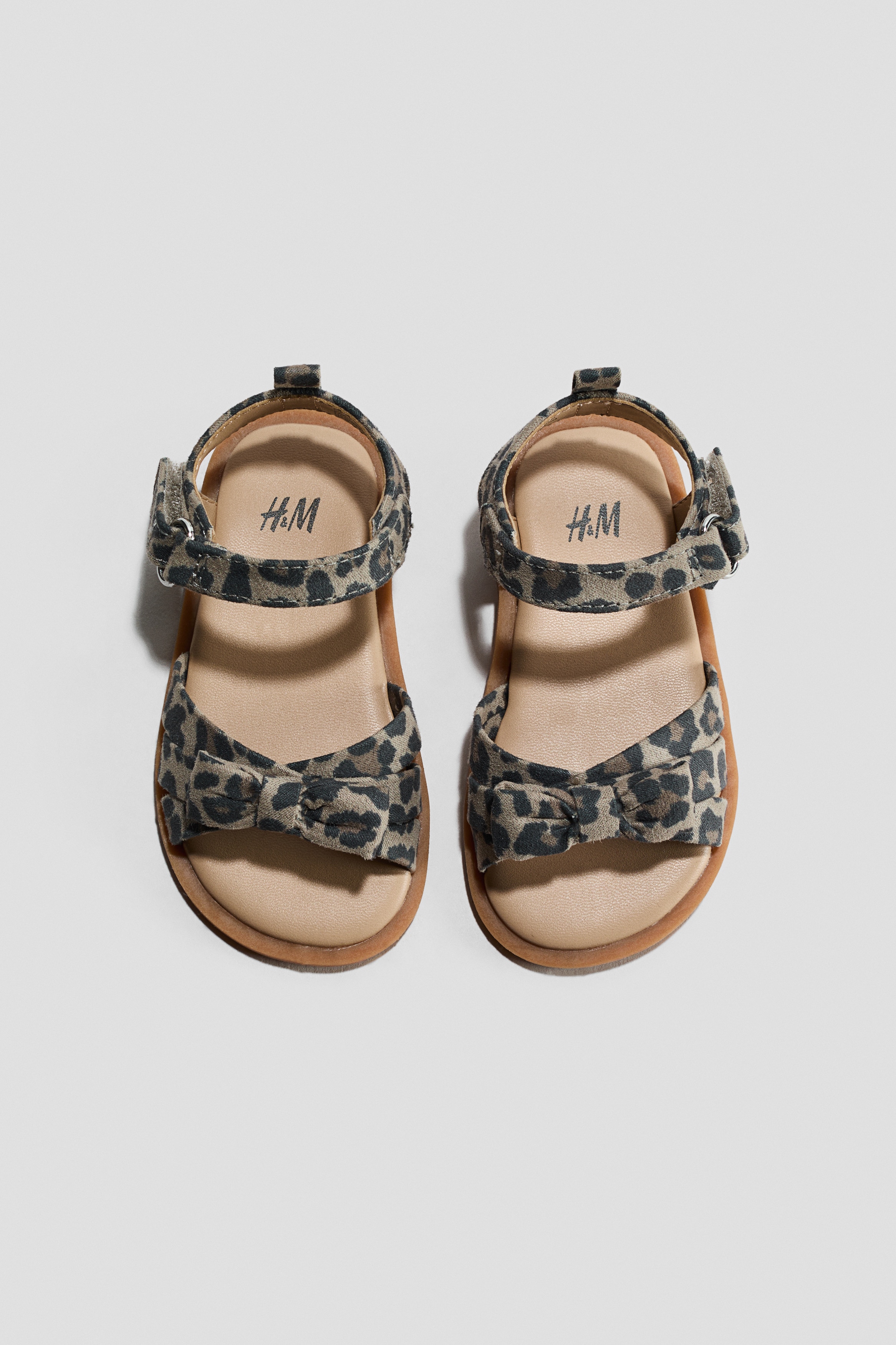 Strappy sandalen met applicatiesModel