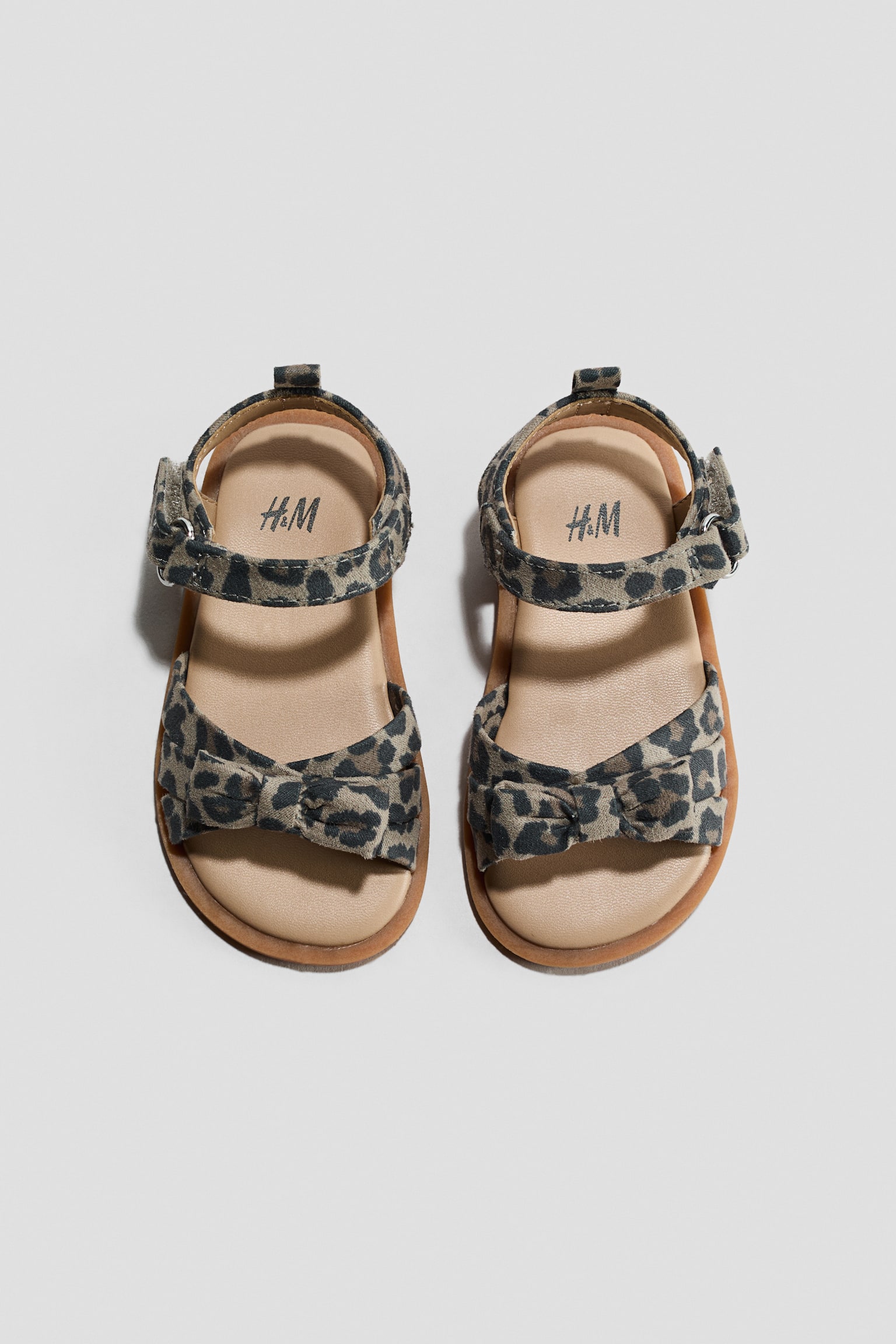 Riemensandalen mit Applikationen - Beige/Leopardenprint/Cremefarben/Schmetterling/Weiß/Hellrosa