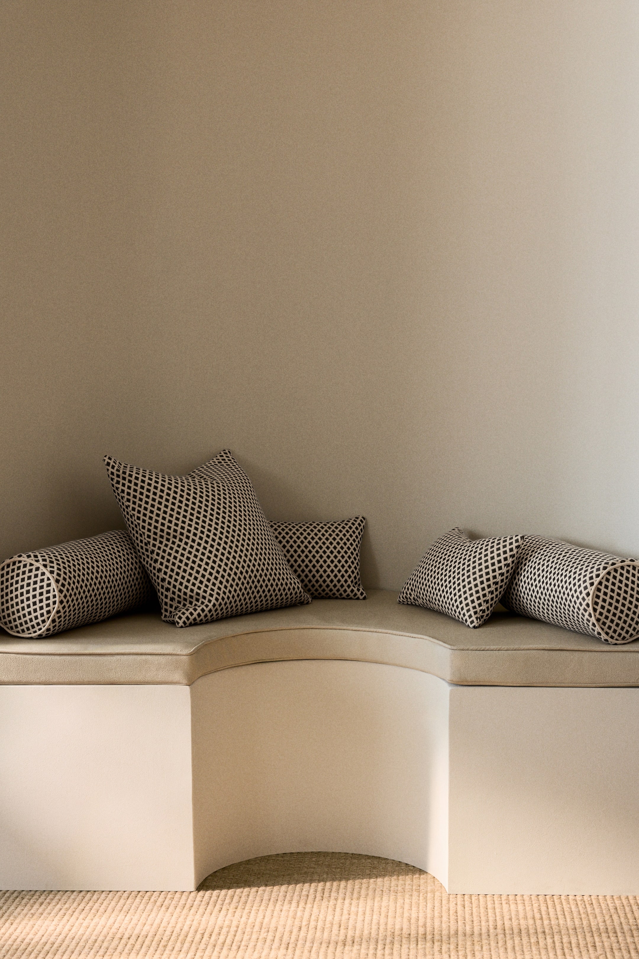 Zobacz większy obraz: Jacquard-weave outdoor bolster - Czarny/Wzór - HOME | H&M PL 1