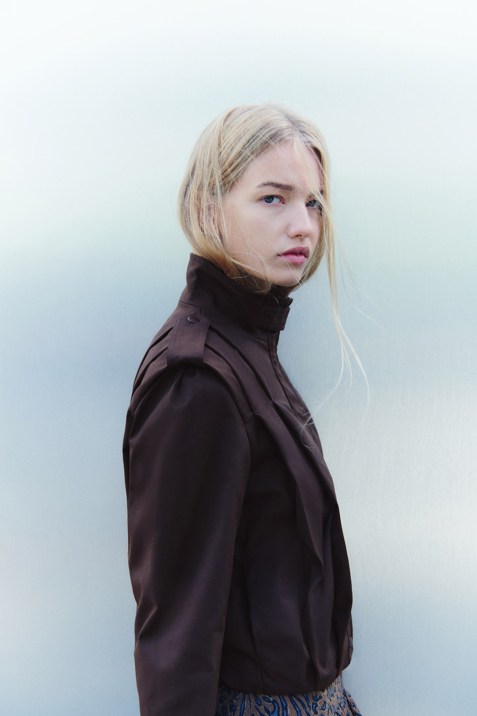 Женская куртка H&M Oversized Pleated, цвет: Тёмный коричневый — фото 5