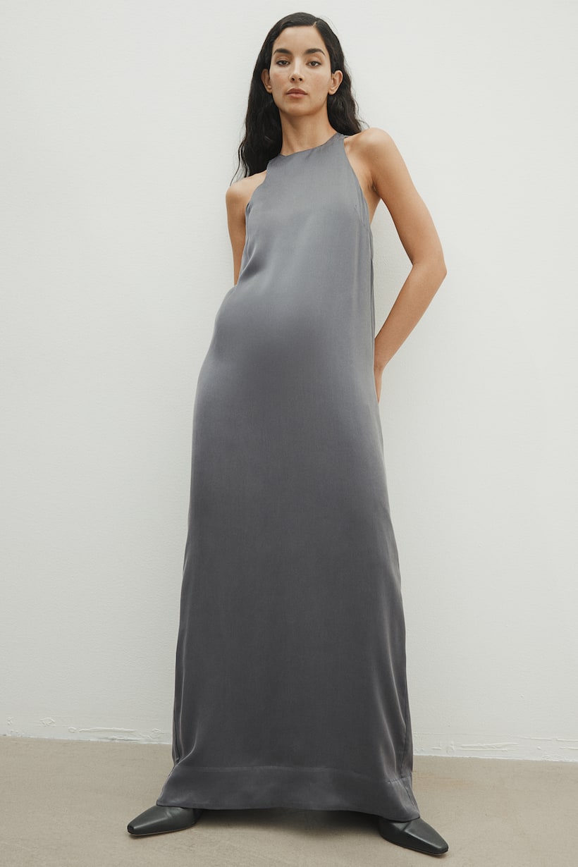 Ankle-length, sleeveless, A-line dress in softly draping silk with a sheen. Narrow cut at the top with a round neckline and a concealed zip at the back of the neck. Lined.