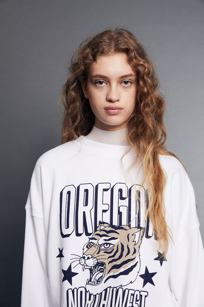 Oversized sweatshirt med motiv - Hvit/Oregon/Cream/Paris Sports/Mørk grå/Sprint Track - 5