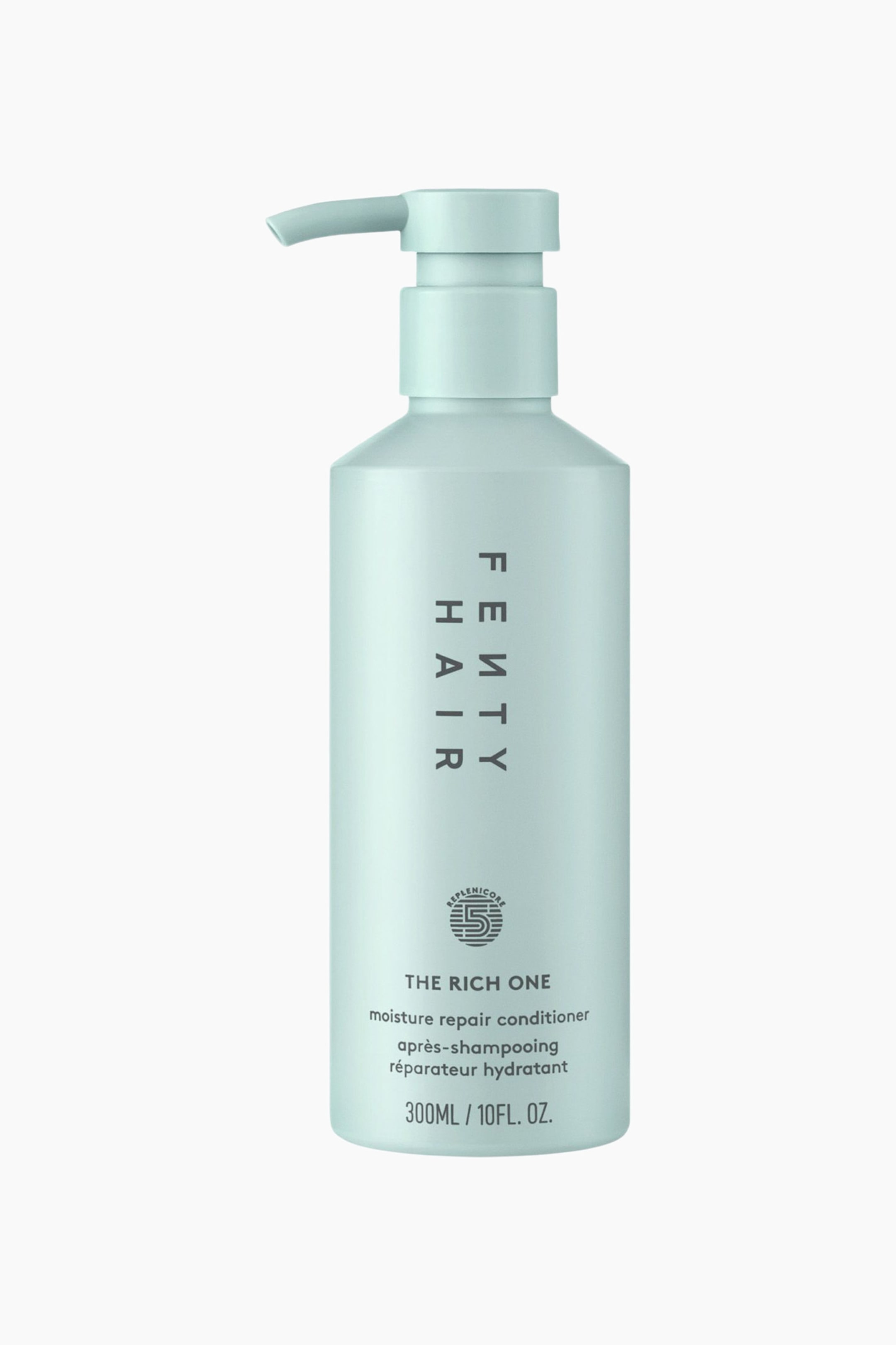 Visa större bild: The Rich One Moisture Repair Conditioner står upprätt och har en matt, ljus turkos cylindrisk flaska med en matchande pumpdispenser som är riktad åt vänster. Flaskans framsida visar vertikal "FENTY HAIR"-branding och produktinformation i svart text.