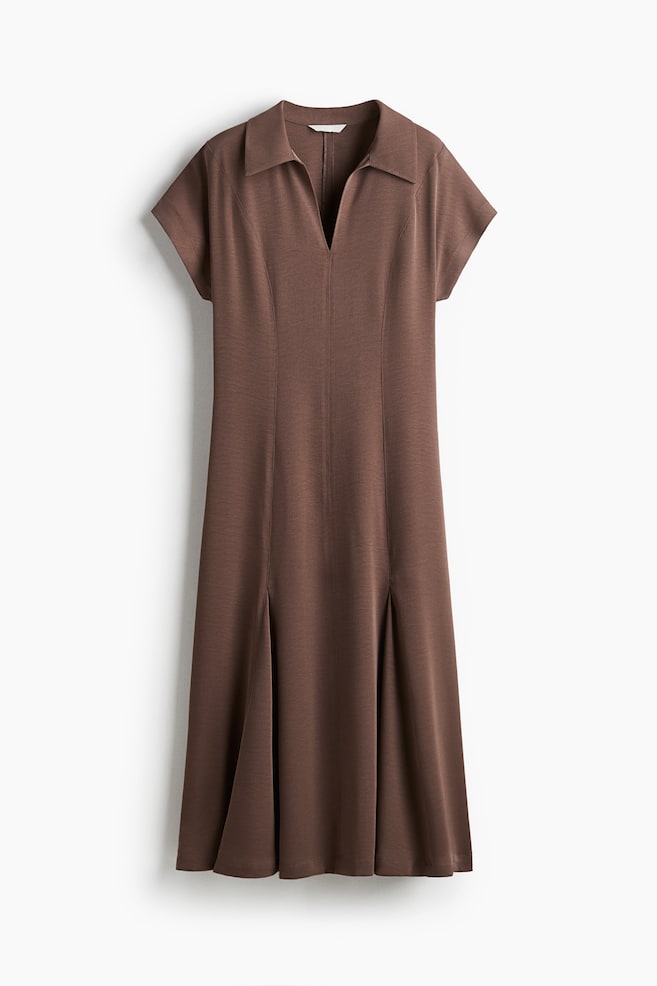 Tailliertes Kleid - Braun - 1
