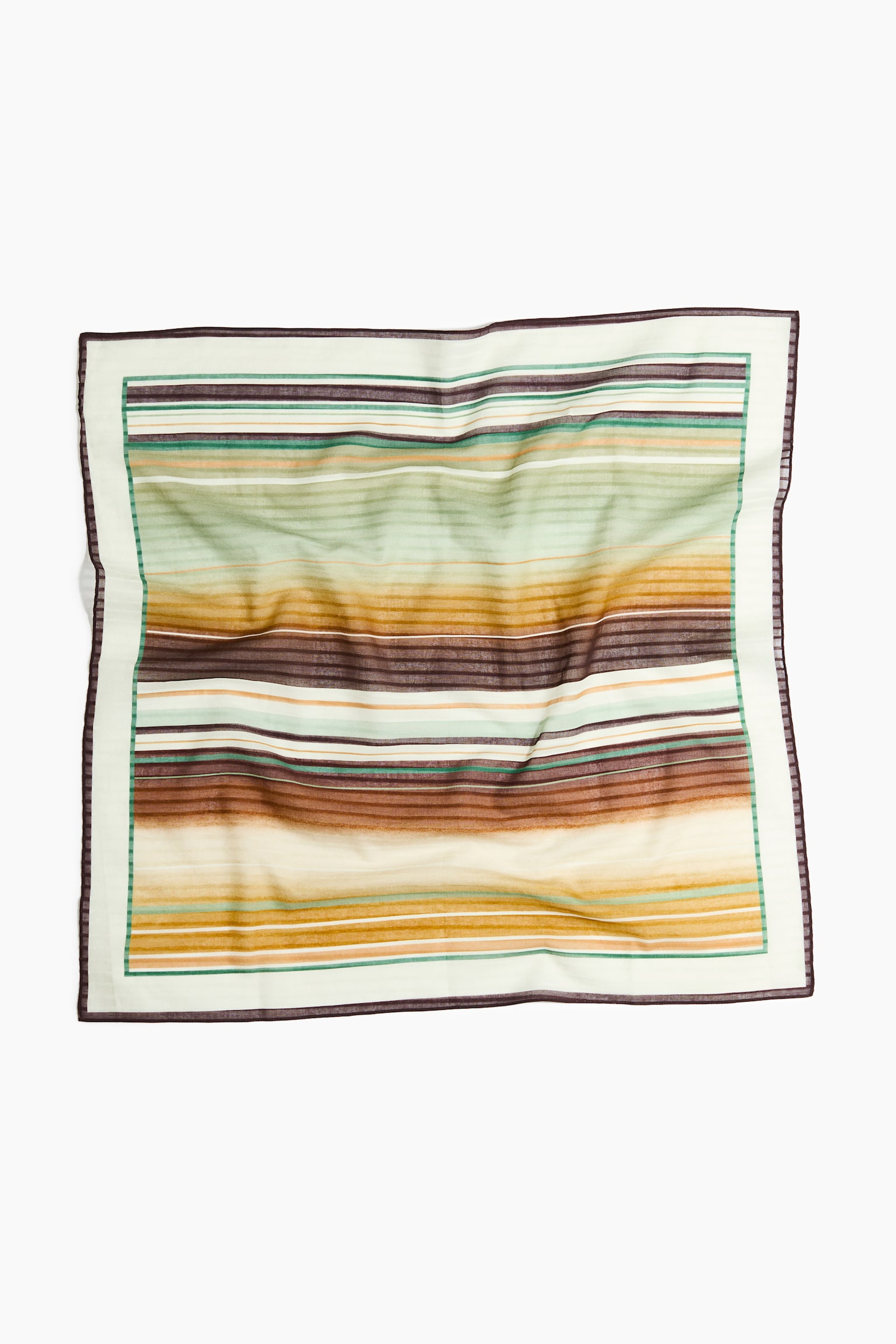 Un foulard carré présente un motif de rayures horizontales de largeurs variées sur le devant, avec des nuances changeantes de crème, marron, or et vert. Une bordure de couleur claire avec une fine ligne verte et un bord extérieur foncé encadre le foulard. - 1